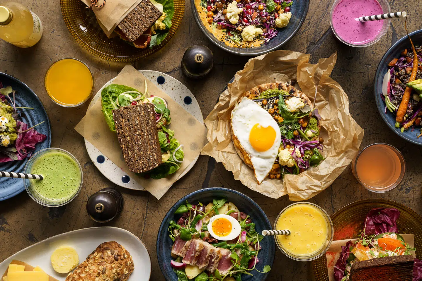 »Ambitionen på Bjørns er at omfavne folks forskellige morgenrutiner. Nogle er til en hurtig kaffe og en bolle med Vesterhavsost i baren, mens andre har tid til det helt store udtræk,« lyder det fra Madklubben.