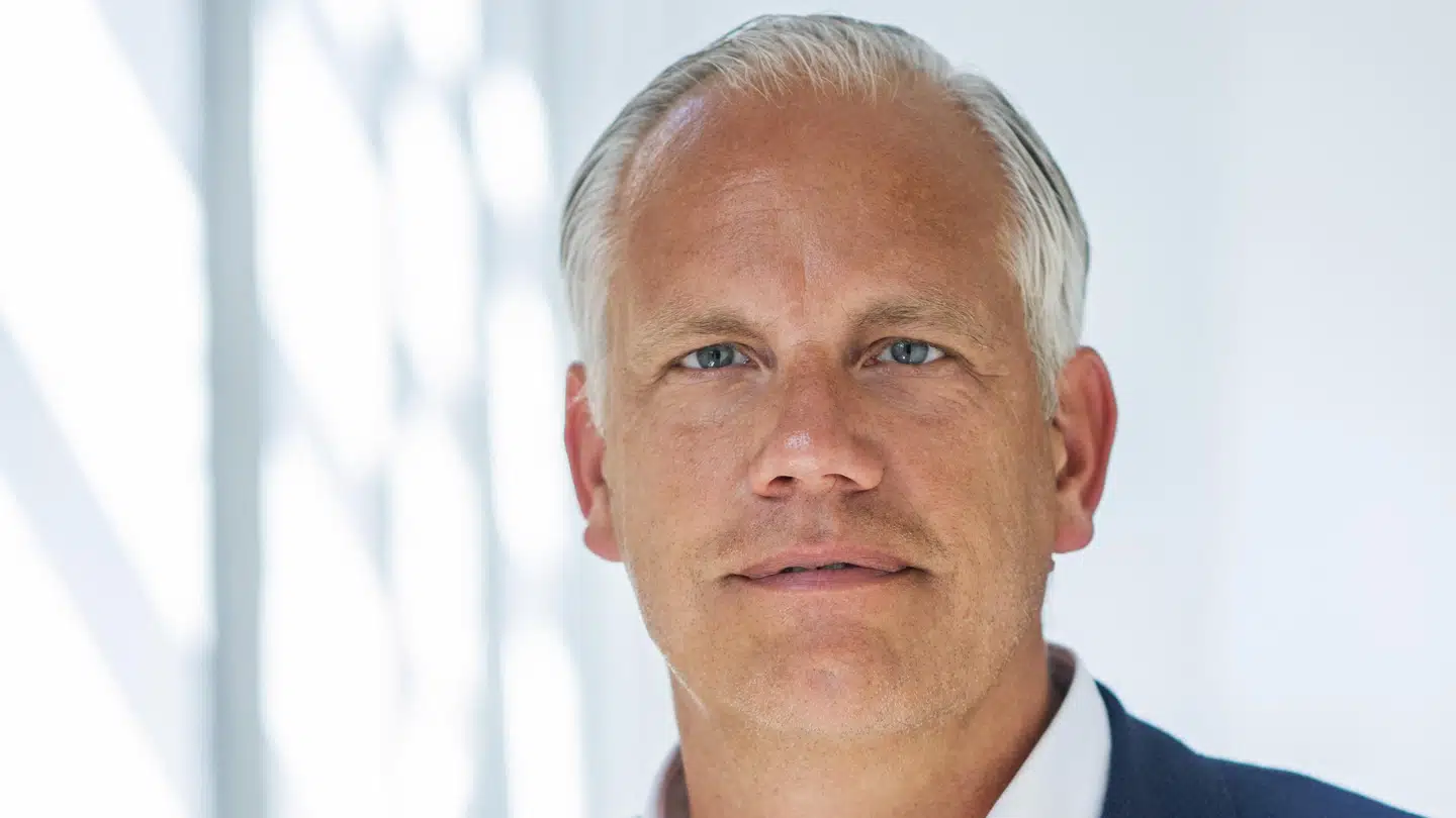 44-årige Morten Ekebjærg Petersen bliver administrerende direktør for det nye HI3G Networks, som skal stå for 3s master i Danmark. Han begyndte som regnskabsassistent hos 3 i 2005 og har beklædt flere stillinger i selskabet. Han bor i Tårnby og er gift med Cecilia, som han har to døtre med.