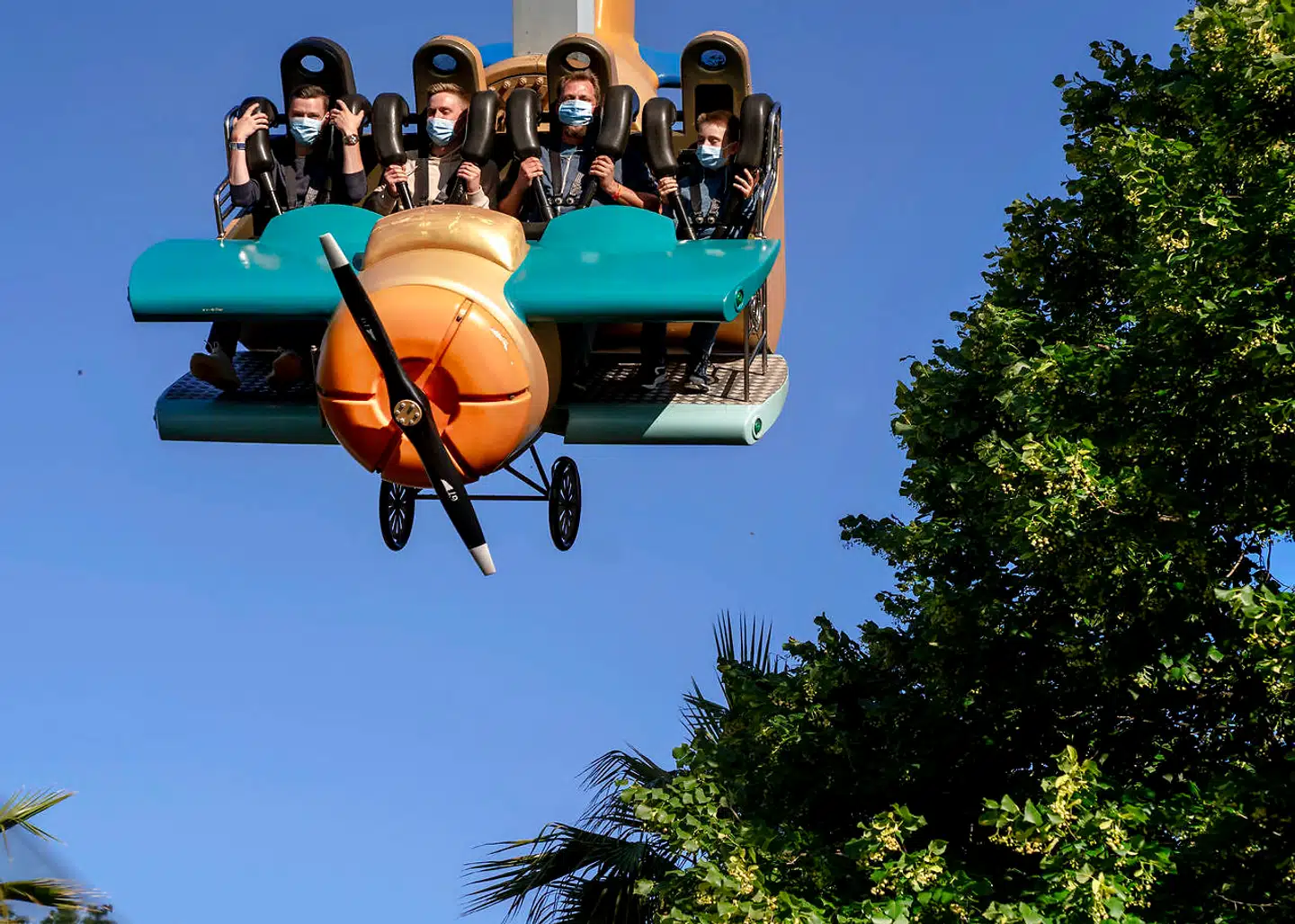 Et politisk flertal vil til oktober frigive op mod 39 milliarder kroner i indefrosne feriepenge til danskerne i håb om at få sat mere gang i forbruget. Trods tilbud fra flere banker om at låne pengene gratis, er det dog begrænset, hvor mange der har taget glæderne på forskud.