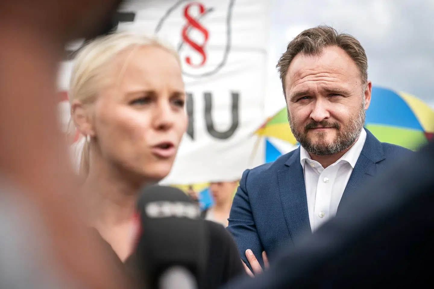 »Et stort flertal i Folketinget vil reducere CO2-udledningen med 70 procent allerede i 2030. (...) Og lad mig bare lige rydde et par udbredte misforståelser af vejen. Vi kommer altså ikke og fjerner de biler, danskerne allerede kører rundt i, og vi stopper ikke salget af brugte biler,« skriver Signe Munk.