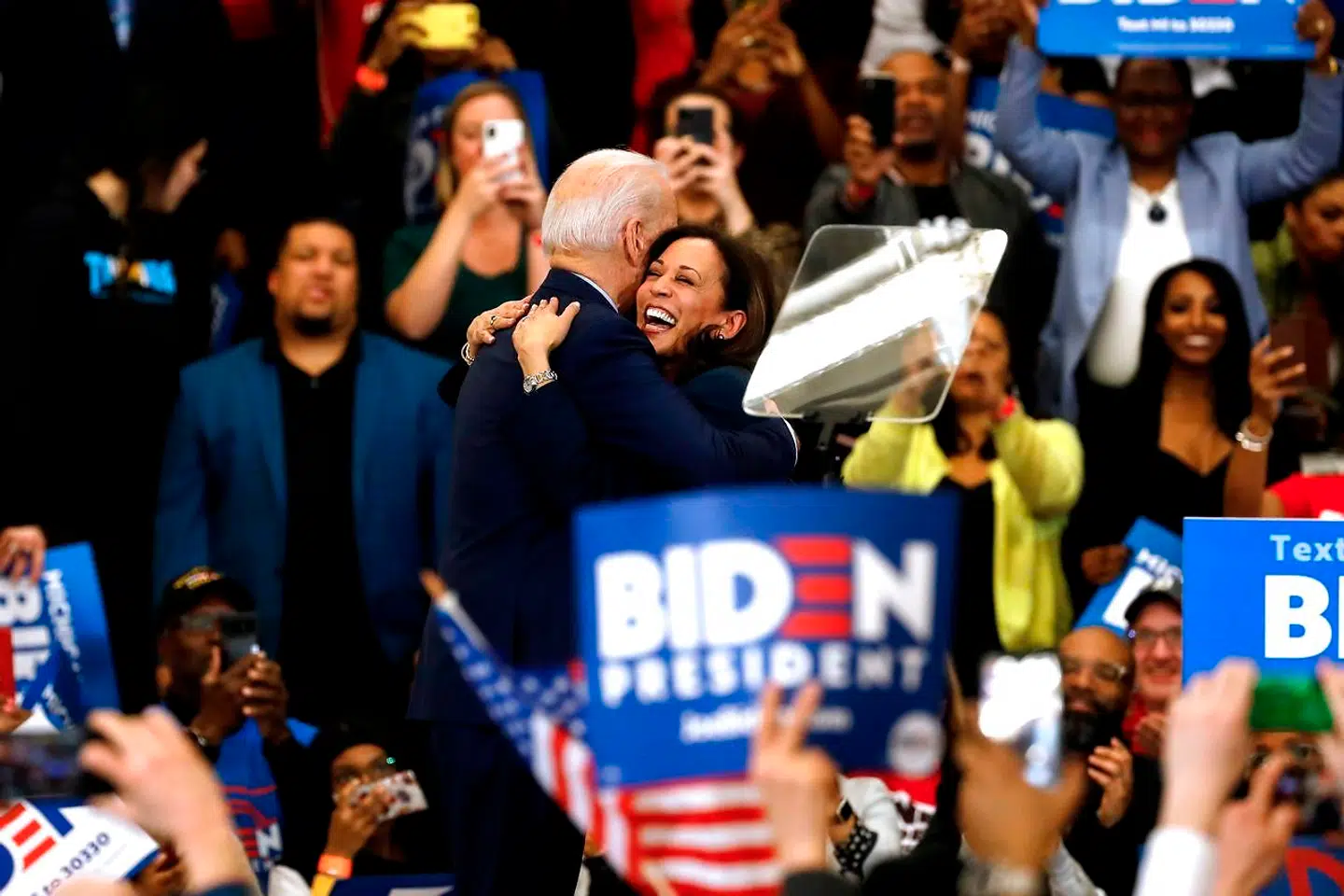 Joe Biden har valgt sin »running mate«: Den californiske senator Kamala Harris. Hun vil, hvis hun bliver valgt, blive den første kvinde på posten som vicepræsident.