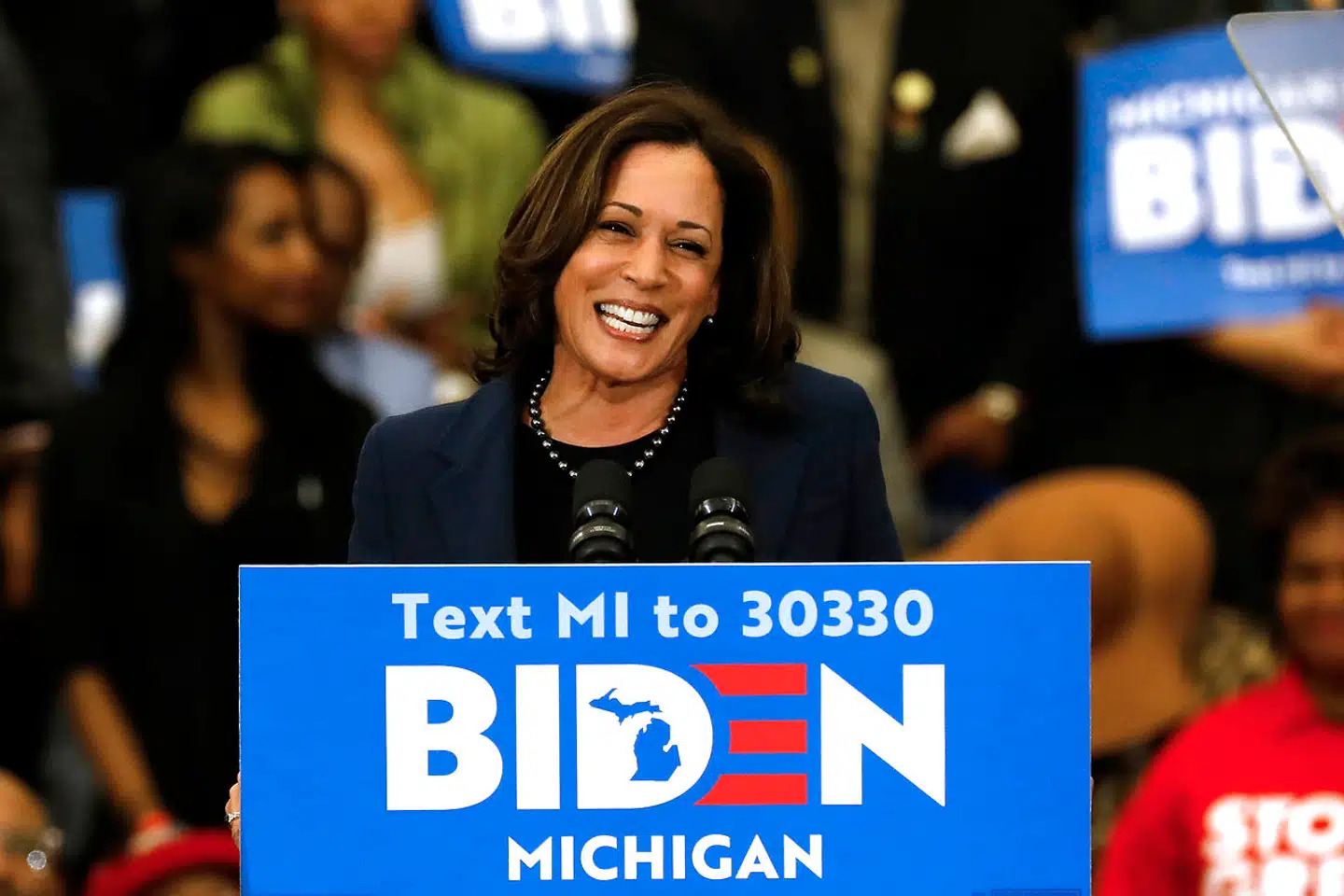Hun er en sort kvinde, og det gør valget af hende historisk. Joe Biden har valgt sin vicepræsidentkandidat. Den californiske advokat og senator med indiske og jamaicanske rødder, Kamala Harris.