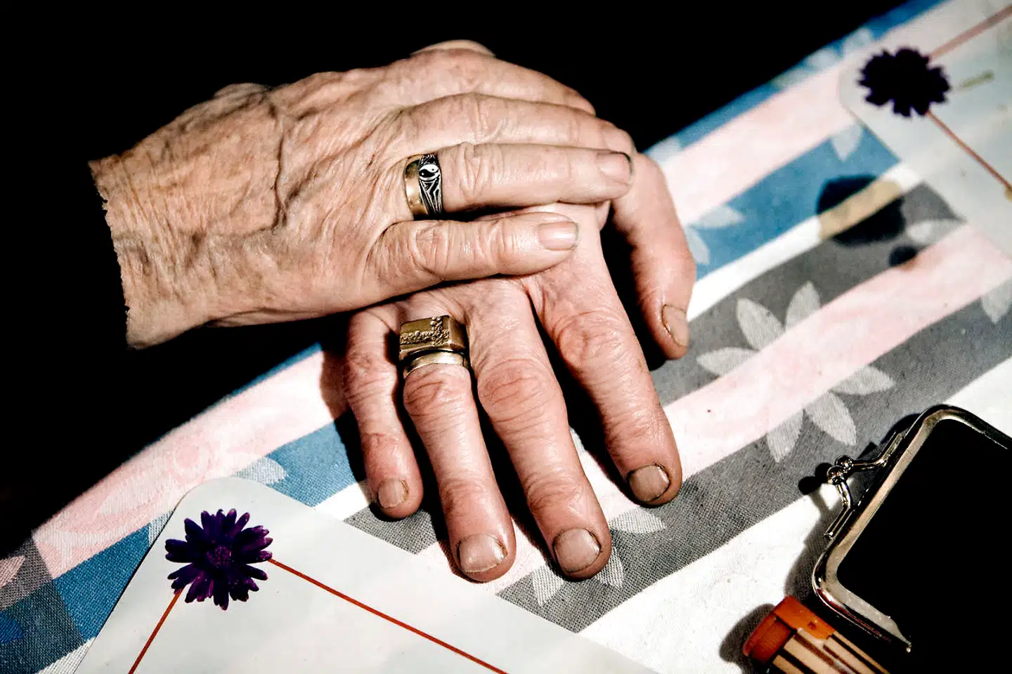 Flere kommuner i landområderne har svært ved at få udlejet deres almene ældreboliger. Og det er et problem, for kommunerne hænger på huslejen, skriver Jyllands-Posten.