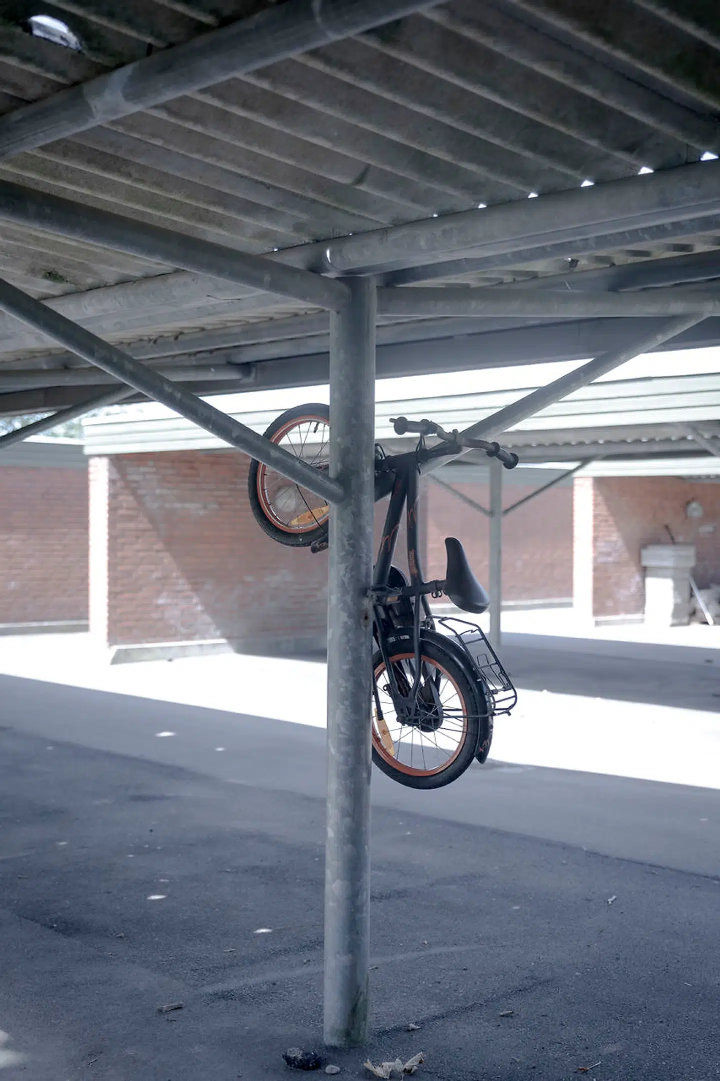 Det fremgår af retsdokumenter fra Retten i Næstved, at idrætslæreren i hele tre forhold var tiltalt for at have voldtaget den dengang 13-årige pige. En af gangene skulle det være sket i et skur ved stadionet, der ligger tæt på fodboldbanen ved skolen. Østre Landsret frikendte i alle tre forhold idrætslæreren for voldtægt og dømte ham i stedet for samleje med mindreårig.