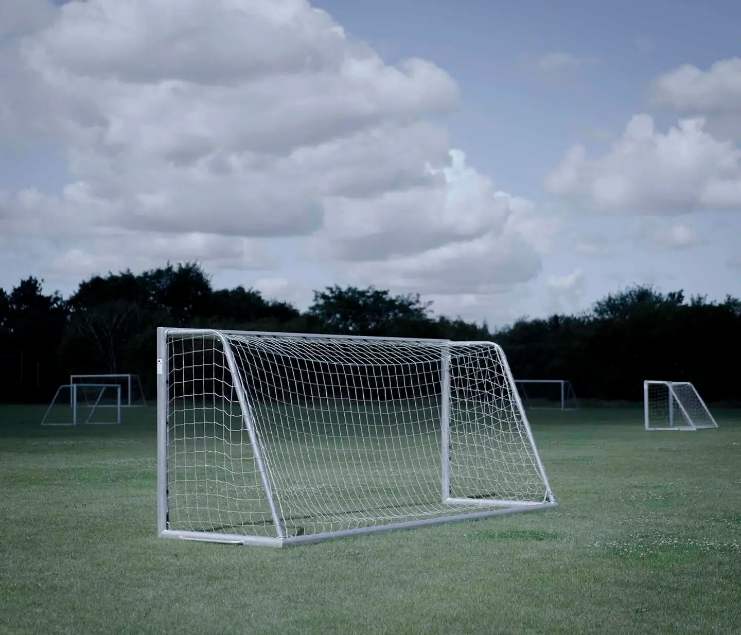 Det fremgår af retsdokumenter fra Retten i Næstved, at idrætslærerens seksuelle overgreb på den 13-årige pige blandt andet fandt sted i forbindelse med idrætsundervisningen, mens de to også skrev via Messenger. Overgrebene fandt sted i et redskabsrum ved idrætshallen, i hallens lille gymnastiksal, i et skur nær ved fodboldbanen og i et klasselokale på skolen.