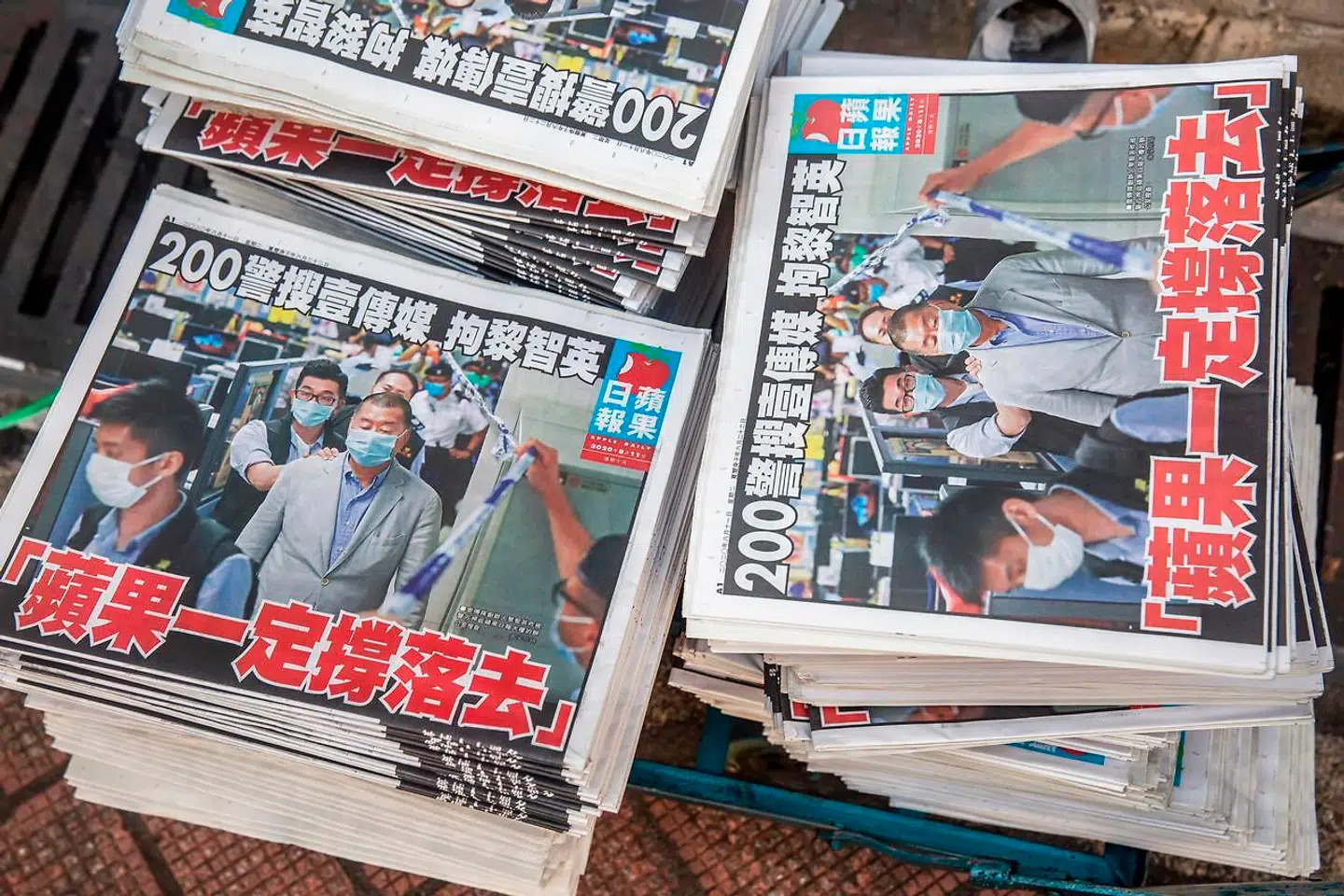 Borgerne i Hongkong gik tirsdag i aviskioskerne for at opkøbe eksemplarer af Apple Daily for at vise deres støtte til avisen og dens ejer, Jimmy Lai. Senere på dagen var avisen udsolgt.