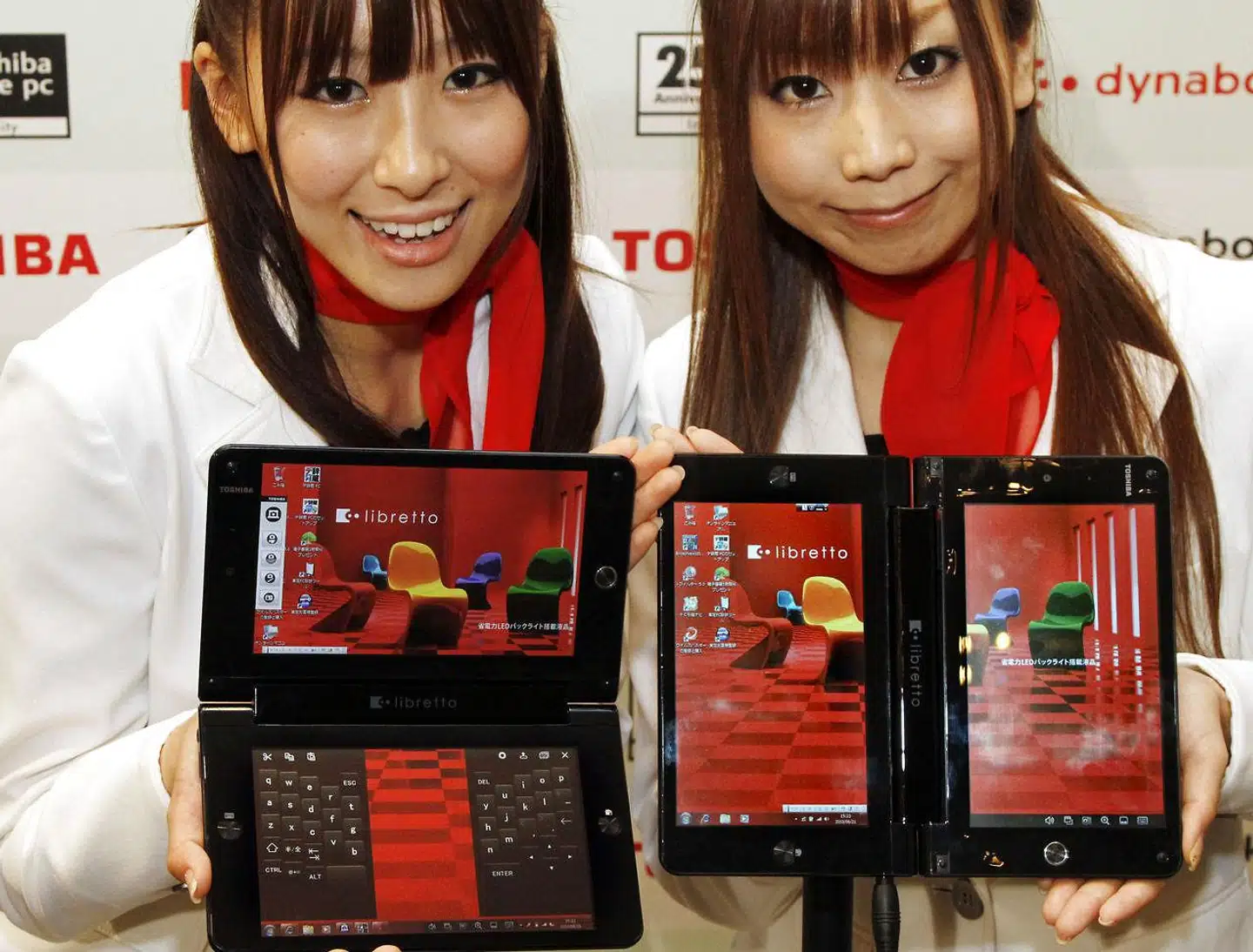 Toshiba har gennem årene leveret masser af nyskabelser på mange områder inden for elektronikkens verden. Her viser to ansatte Libretto W100 med to skærme på hver syv tommer og en vægt på 699 gram. Året er 2010, og Libretto kan både bruges som en e-bogslæser, hvor man kan se to sider ad gangen, og som en mini-PC med skærmtastatur.