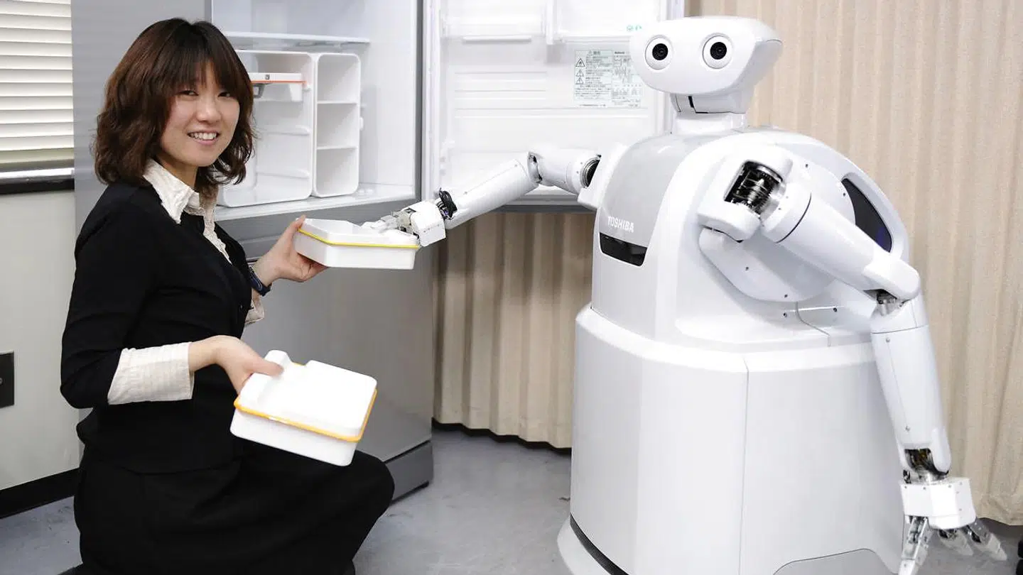 Husholdningsrobotten ApriAttenda fra 2009 kunne både åbne køleskabsdøren og tage flasken ud, sådan som det her demonstreres i Toshibas laboratorium. Den en meter høje robot har tre fingre og et indbygget kamera i håndfladen.