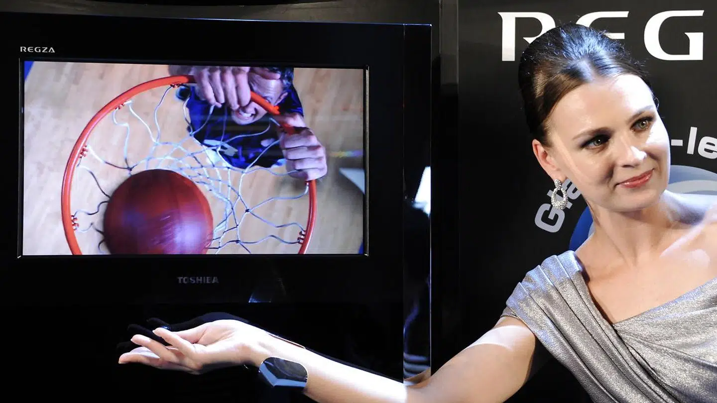 Toshiba stod i 2010 bag verdens første 3D-fjernsyn, hvor man ikke behøvede særlige briller for at kunne opleve de tre dimensioner i billedet. Regza GL1-fjernsynet kom i to størrelser.