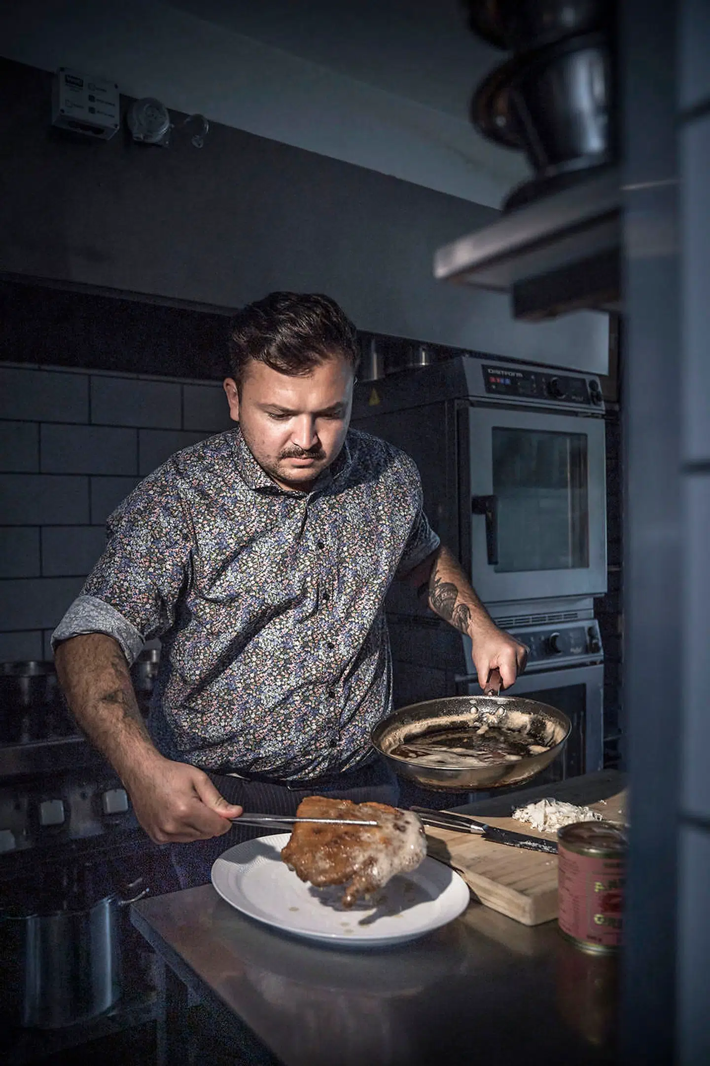 »Jeg synes hvide trøfler er lækre og sjove at spise i sæson, men ellers er det ligegyldigt. Den sorte trøffel smager ikke af en skid, og tager man sydpå, bruger de det slet ikke på samme måde, som vi gør.«