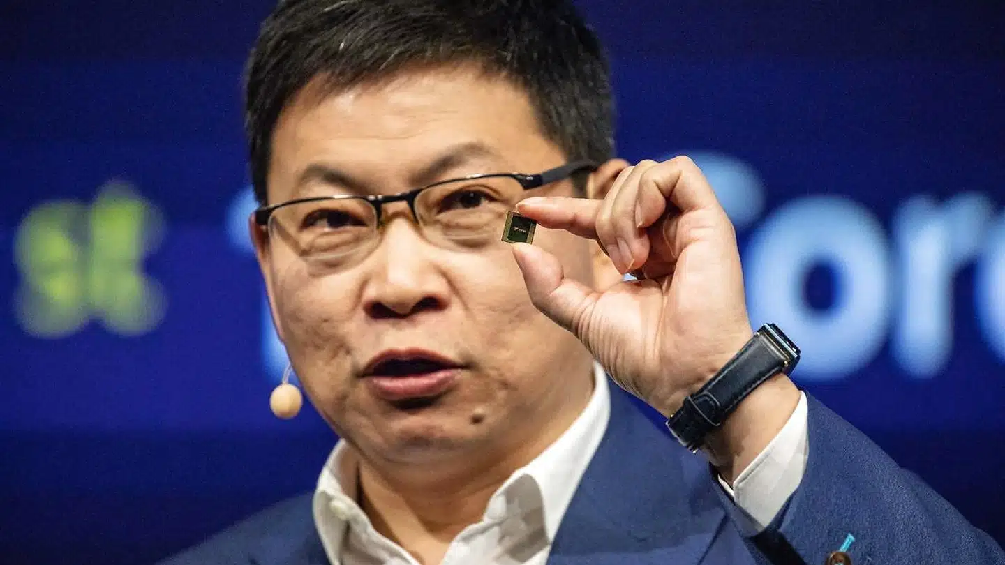 Så lille er den, den helt afgørende brik i mobilgiganten Huaweis smartphones. Den er kraftværket, der muliggør blandt andet avanceret fotografering og en række andre nyskabende funktioner, som Huawei har været først eller ene med. Huaweis mobilchef, Richard Yu, præsenterede i efteråret 2019 den dengang nyeste Kirin-processor i Berlin.