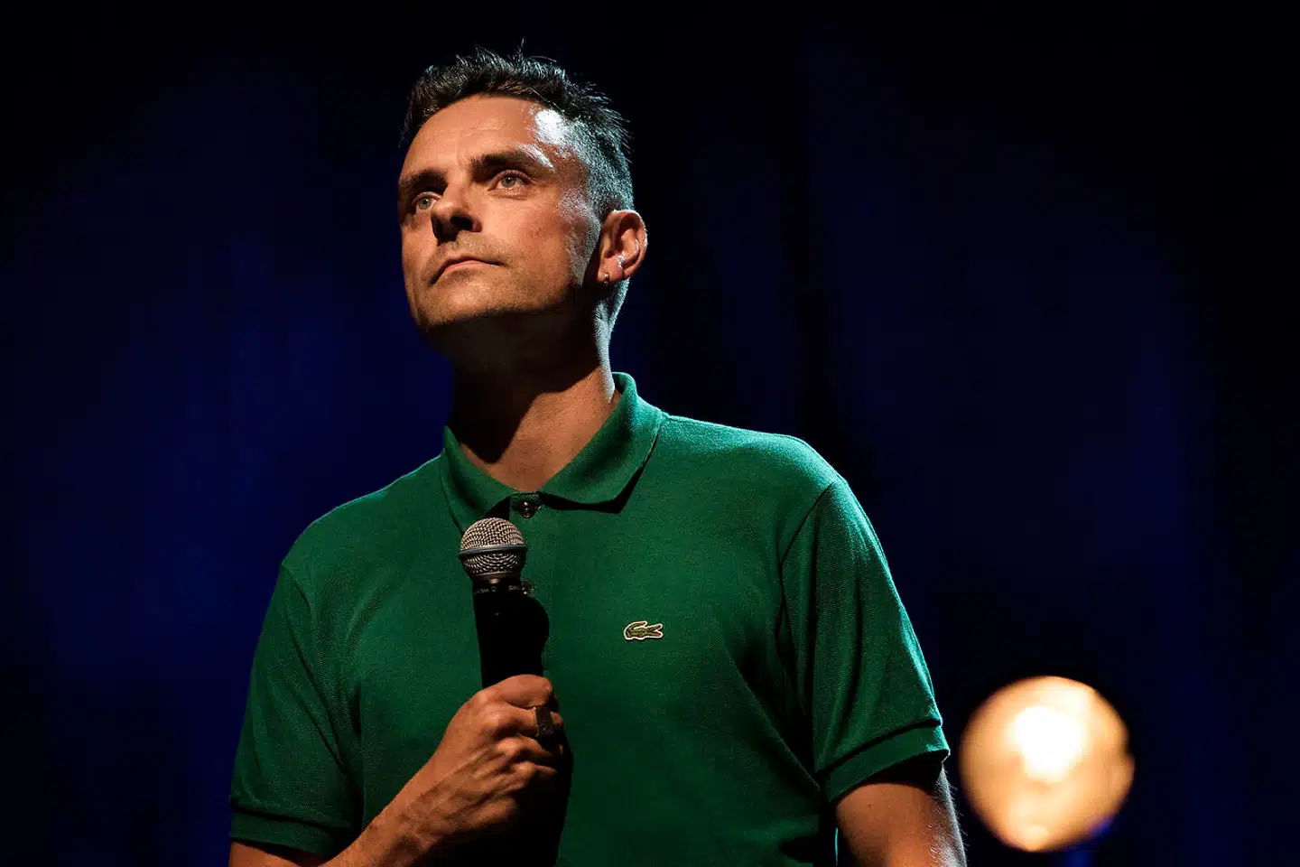 »Diskoteker og spillesteder er komplet forskellige i forhold til, hvor længe man opholder sig der, og hvordan folk opfører sig, mens de er der,« skriver Simon Kvamm.