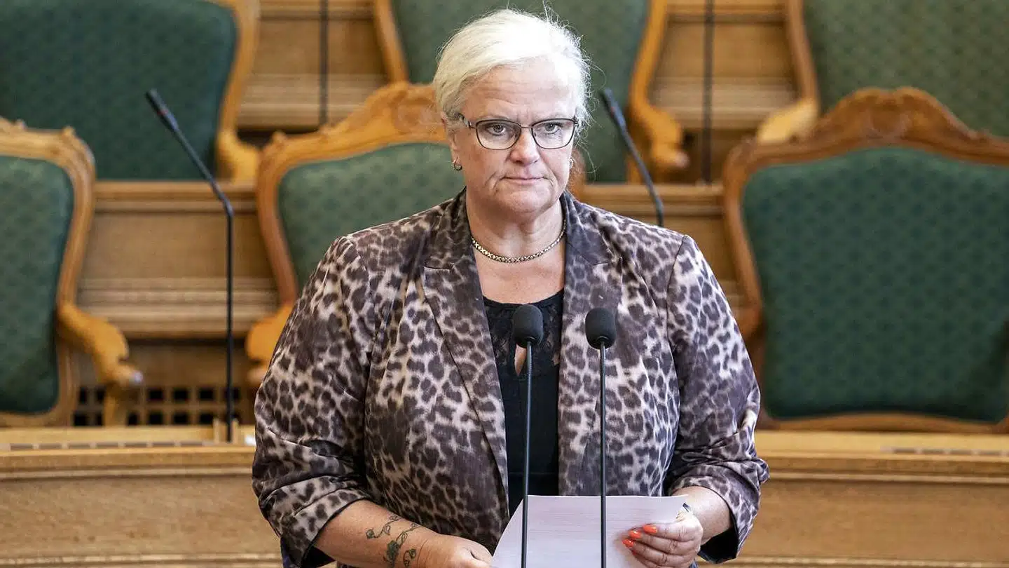Dansk Folkepartis sundhedsordfører, Liselott Blixt, finder, at regeringen og myndighederne har berøringsangst i forhold til at finde frem til problemets rod, når det kommer til den høje smitte blandt etniske mindretal. 70 procent af nye smittede har anden etnisk baggrund end dansk.