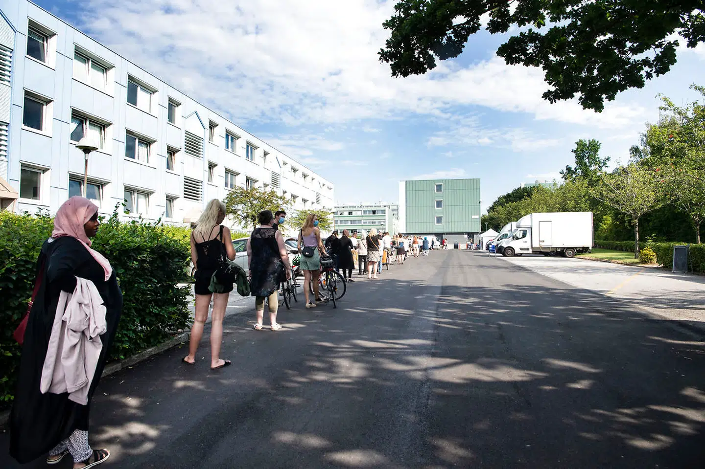 Borgerne i Frydenlund i Aarhus stod i kø fra morgenstunden en augustdag for at blive coronatestet. Den mobile enhed i Aarhus fik hjælp af Region Nordjyllands personale til de mange test. De kan nå mere end 500 test på dagen. De seneste tre uger er antallet af smittede med coronavirus steget. Især Aarhus Kommune, men også Silkeborg Kommune er ramt.