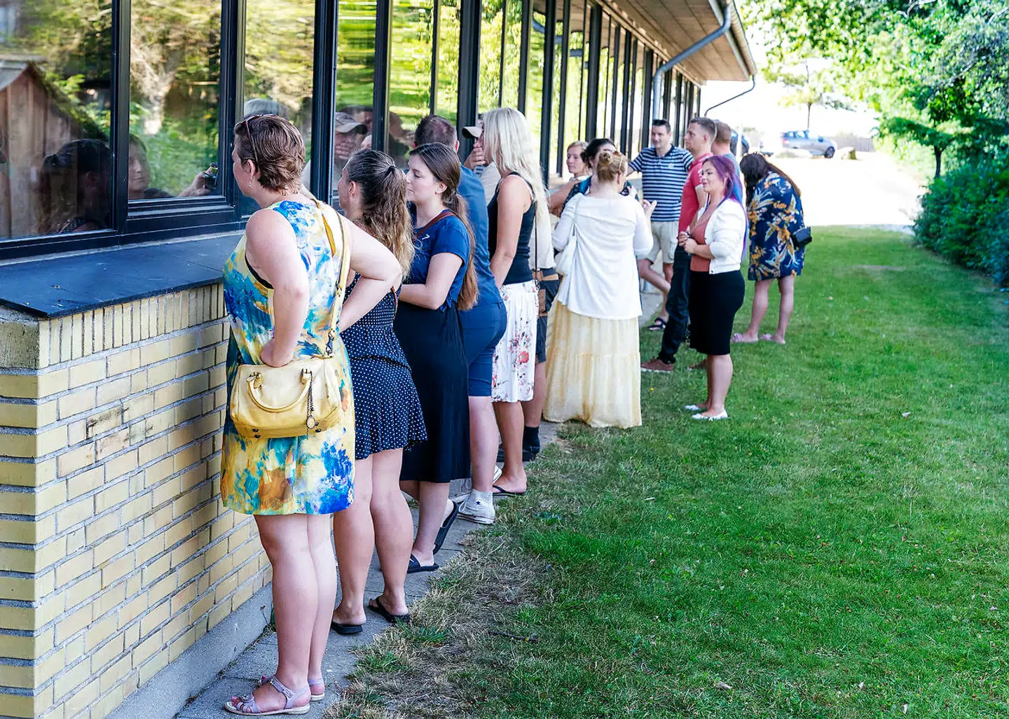 Det plejer at være forældres pligt at gå med deres børn ind i klasselokalet, trøste de nervøse og måske vælte ind over hinanden med store kameraer for at få foreviget barnet på sin første skoledag. I år har forældrene mange steder måttet blive udenfor på grund af coronarestriktioner. Her kigger nybagte skolebørnsforældre ind ad vinduet på Kildedamsskolen i Tølløse.