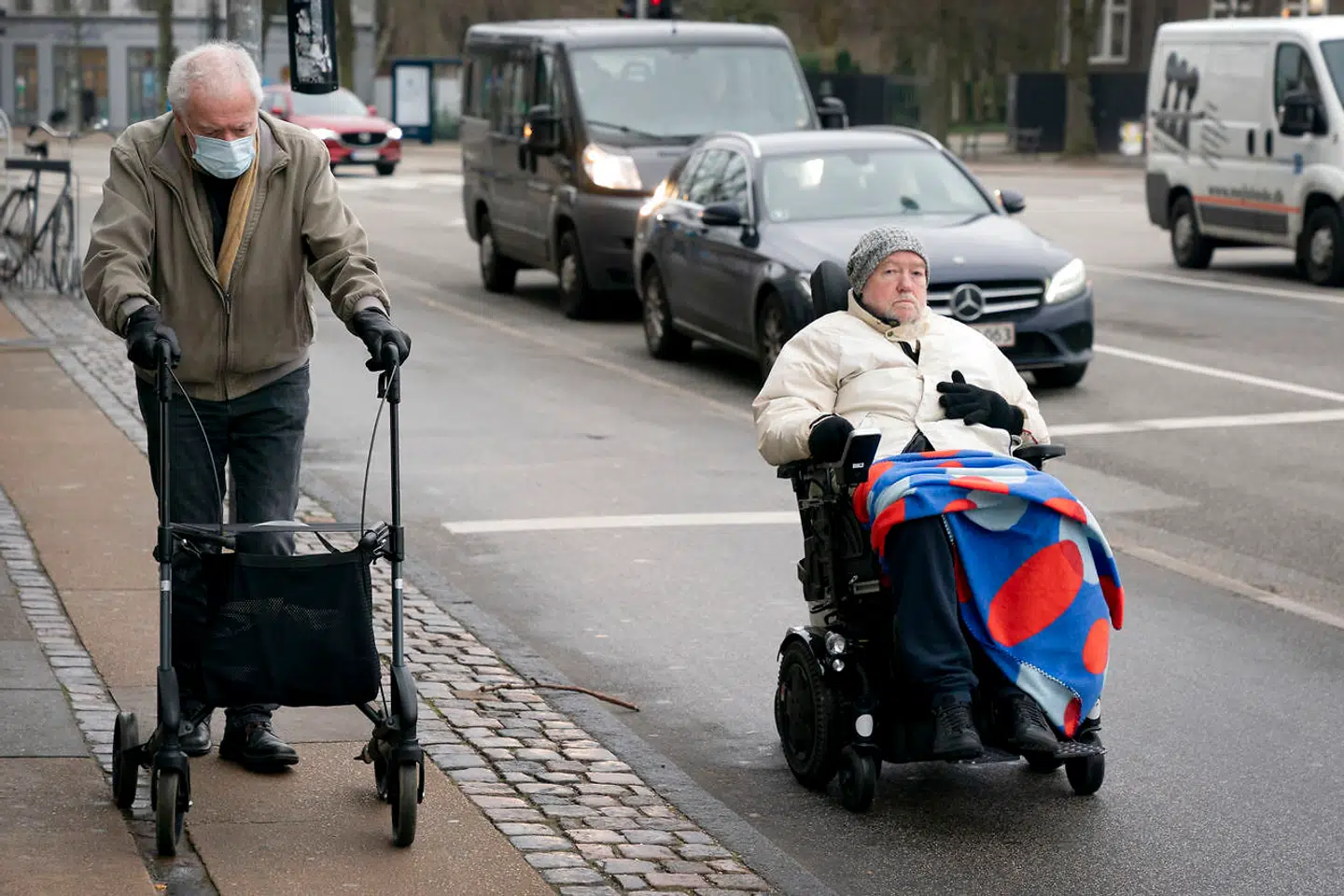 Hvor længe skal ældre blive på arbejdsmarkedet? Hvis vi sætter grænsen ved 70 år, vil det koste samfundet dyrt. Meget dyrt, siger den nuværende og flere tidligere overvismænd.