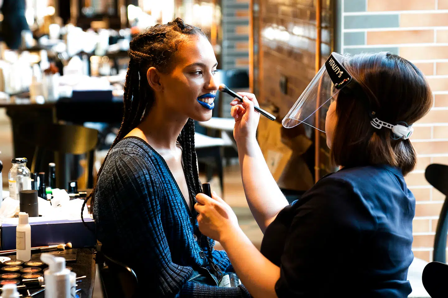 Copenhagen Fashion Week. På grund af covid-19 er CFW anderledes i år – show bliver vist på modeugens hjemmeside, og fysisk er der mindre presse til stede. Som det fremgår, må også makeupartisterne tage deres forholdsregler.