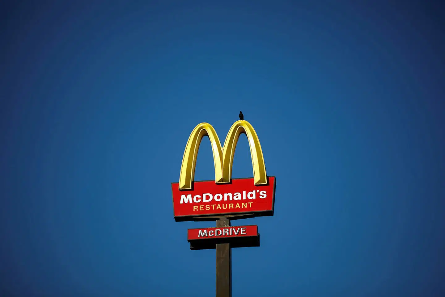 Nu har McDonald's' tidligere topchef Steve Eastebrook fået nye problemer på halsen: McDonald's sagsøger ham.