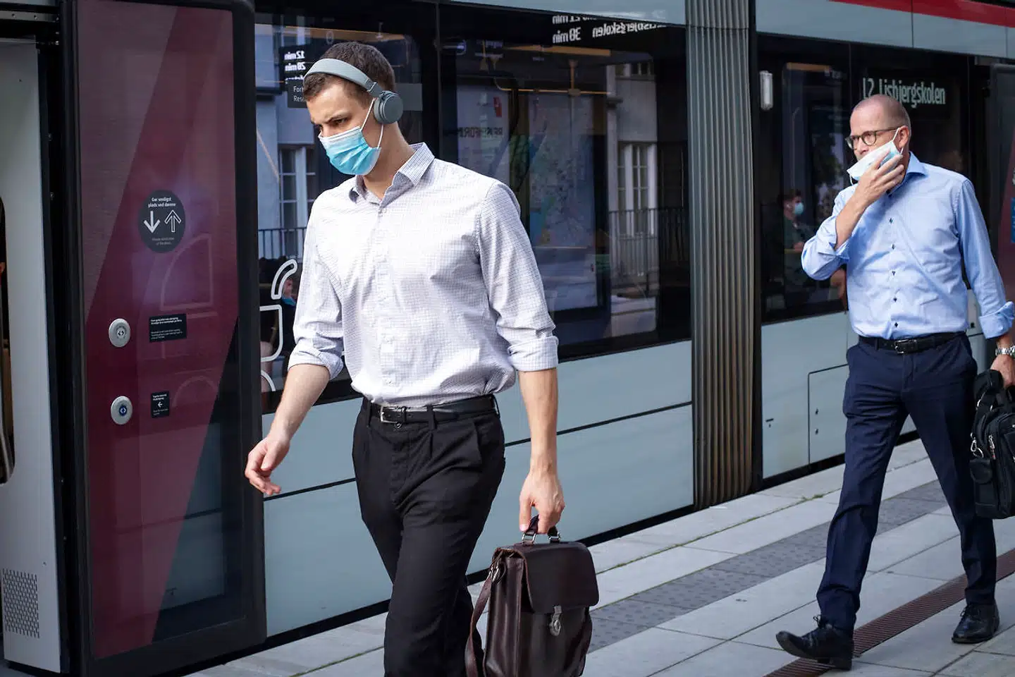 Passagerer med mundbind i offentlig transport i Aarhus, mandag 10. august 2020. Krav om mundbind blev indført fredag 7. august 2020.