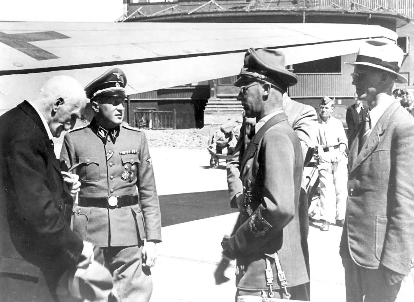 Forfatteren Knut Hamsun var stor tilhænger af nazismen. Her møder han Josef Terboven i lufthavnen Fornebu ved Oslo, der var tysk rigskommissær i Norge under besættelsen 1940-1945.