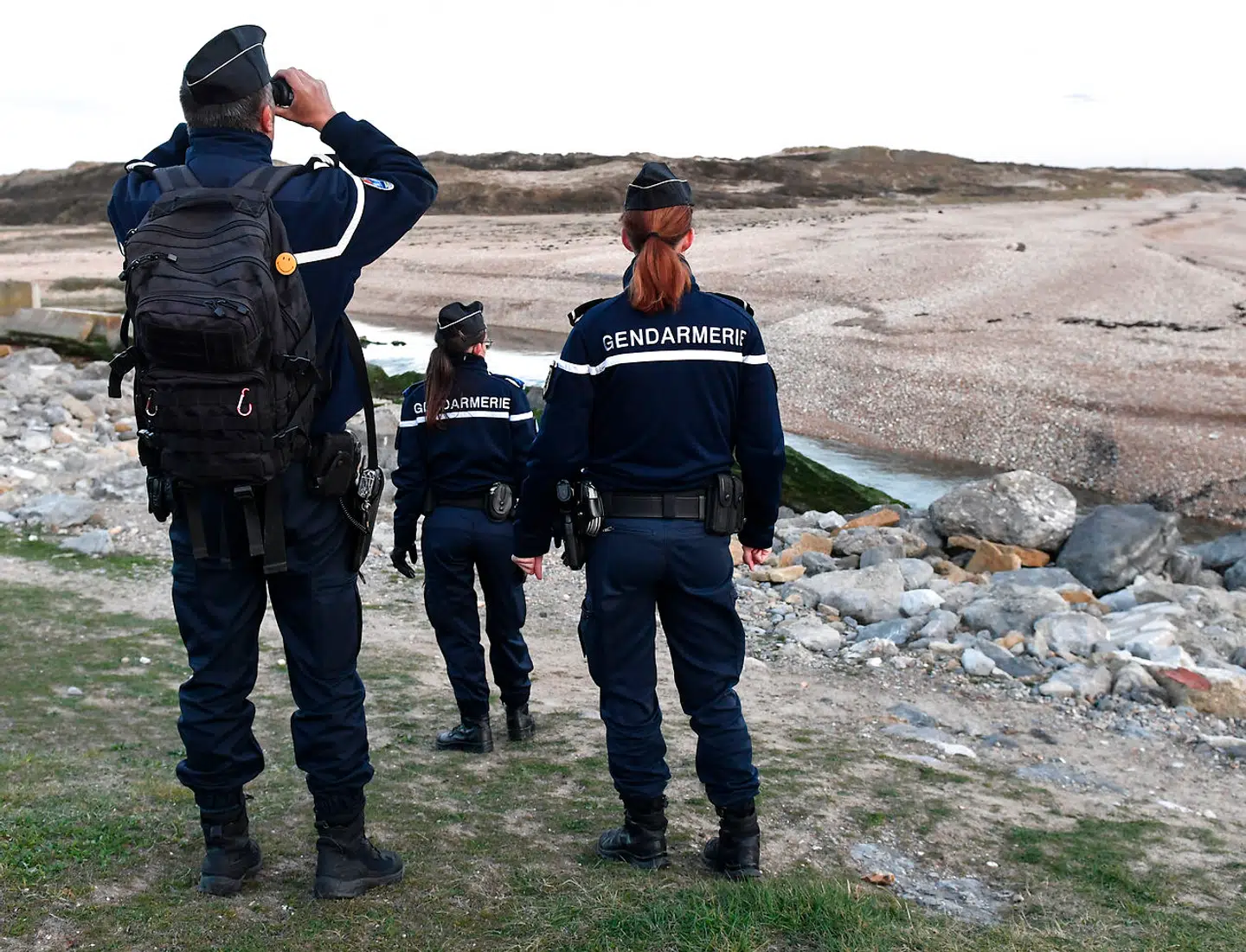 Britiske og franske myndigheder arbejder tæt sammen for at standse flygtningestrømmen fra Frankrig til Storbritannien. Storbritannien har egne folk udstationeret ved kanalkysten og betaler hvert år Frankrig store beløb for indsatsen mod flygtningestrømmen. Nu overvejer briterne at indsætte flåden for at stoppe de stadigt flere gummeibåde, der forsøger at krydse den Engelske Kanal.