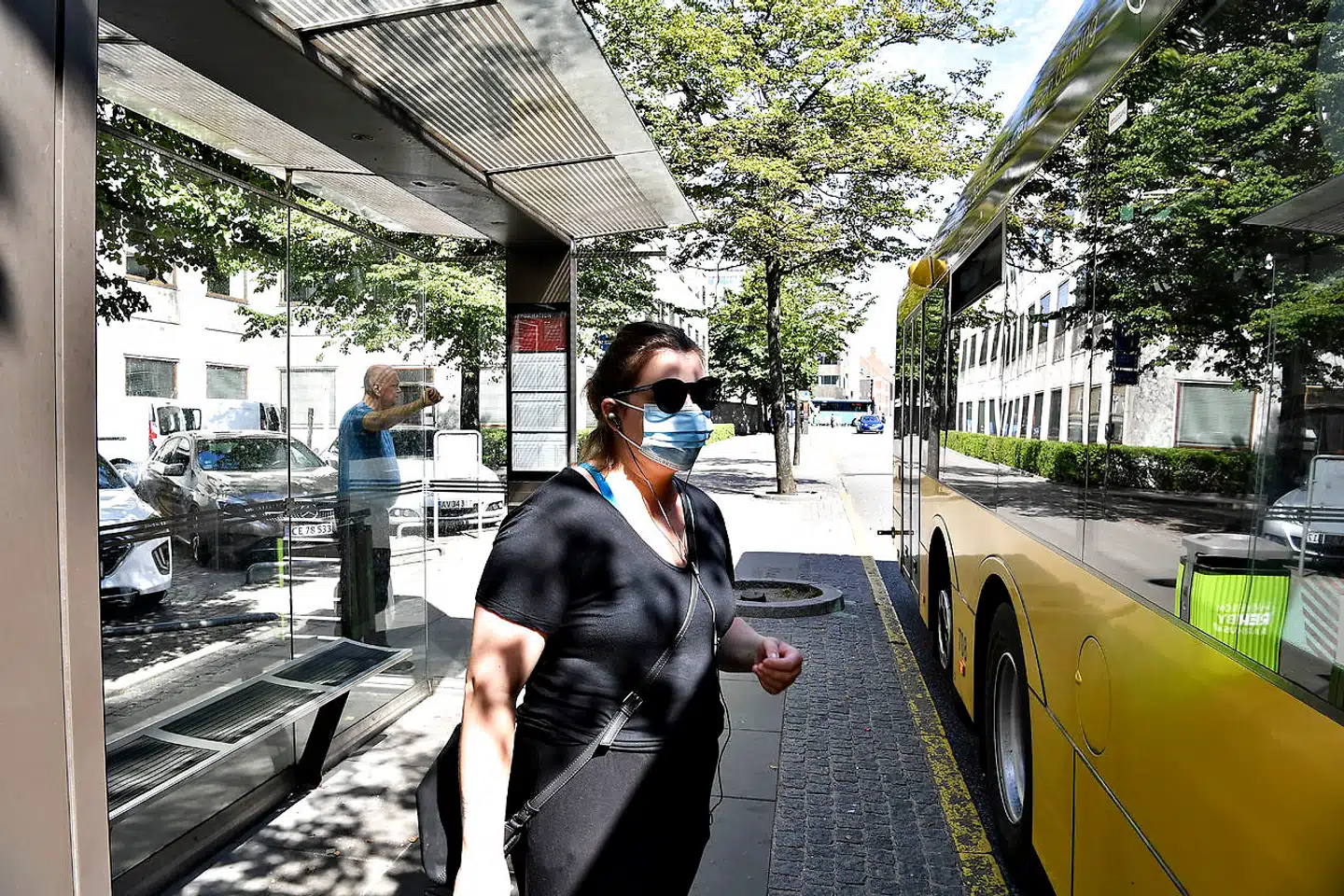 Smittetallet stiger i Aarhus, og derfor er det blevet et krav at bære mundbind i offentlig transport. Efter en omstridt debat om pris og flere butikker meldte udsolgt, har det offentlige lavet en opsigtsvækkende handel med apotekerne og Matas, som nu kan sætte mundbind på hylderne til en lavere stykspris.