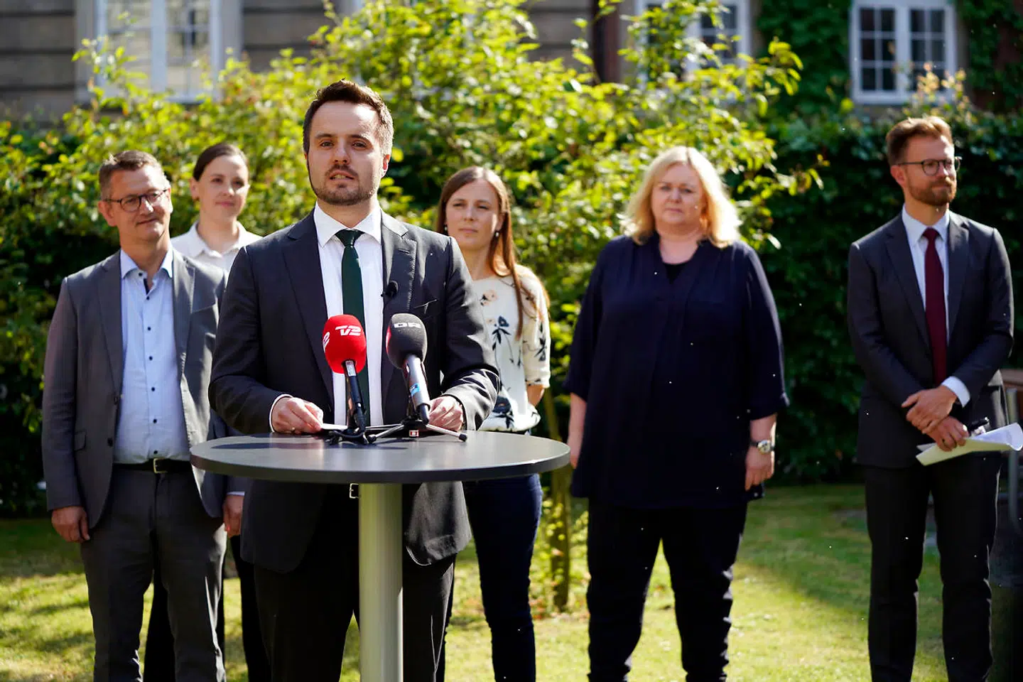 Flere af Folketingets partier er åbne for at drøfte hjælpepakkernes fremtid. Her ses erhvervsminister Simon Kollerup (S) i forbindelse med præsentationen af sommerpakken i Erhvervsministeriet tidligere på sommeren. Arkivfoto: Liselotte Sabroe/Ritzau Scanpix