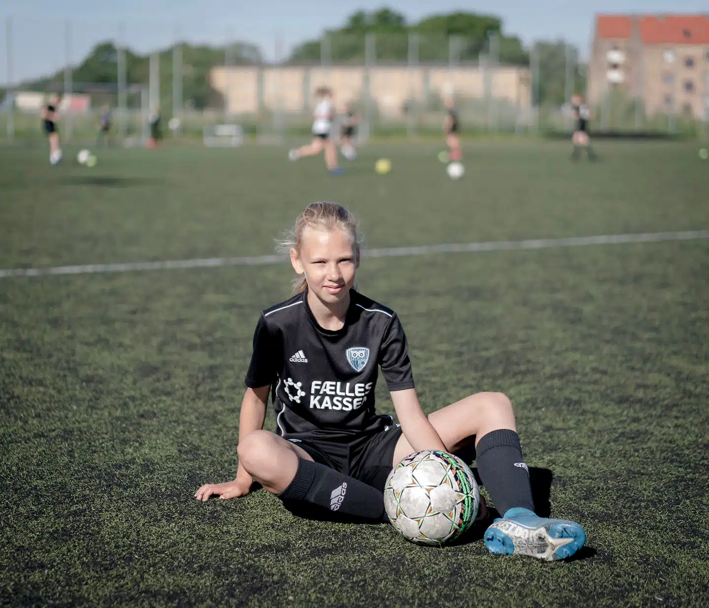 Julie Børkop har spillet fodbold i syv år og spiller midt-midt.