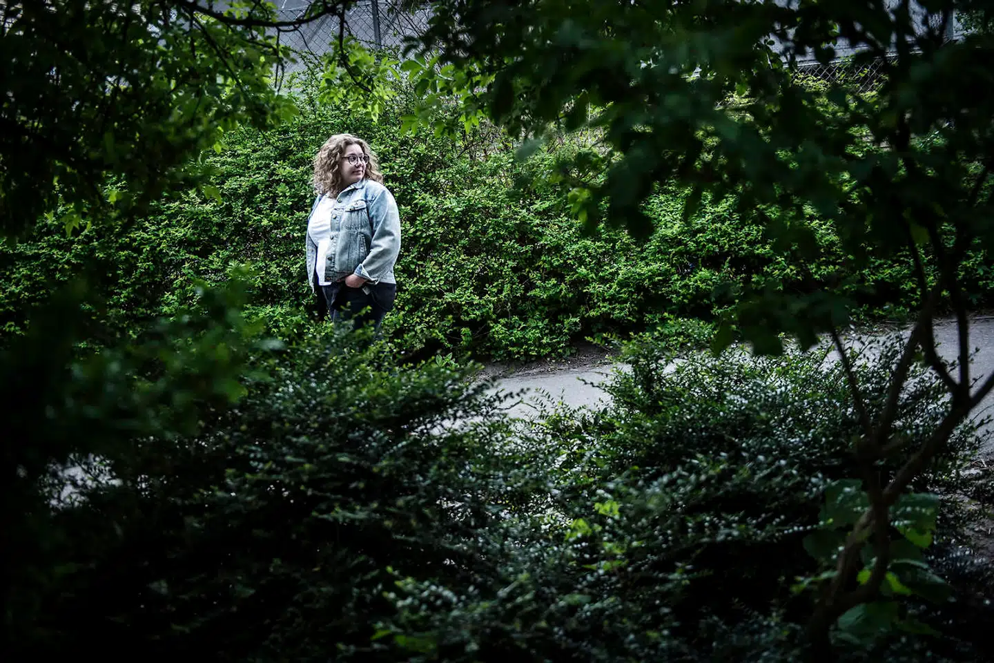 Komikeren Ane Høgsberg er vært på de nye DR-program »Alle hader feminister«. Det skal man passe på med at anfægte, mener Henrik Dahl. »I det hele taget er det en sær idé, at mænd skulle hade feminister og dermed indirekte kvinder. Jeg har en mor, tre søstre, tre svigerinder, tre døtre, tre niecer og en kæreste i den allerinderste familiecirkel. Hvorfor skulle jeg – eller andre i en tilsvarende situation - ønske en urimelig behandling for nogen af dem?«