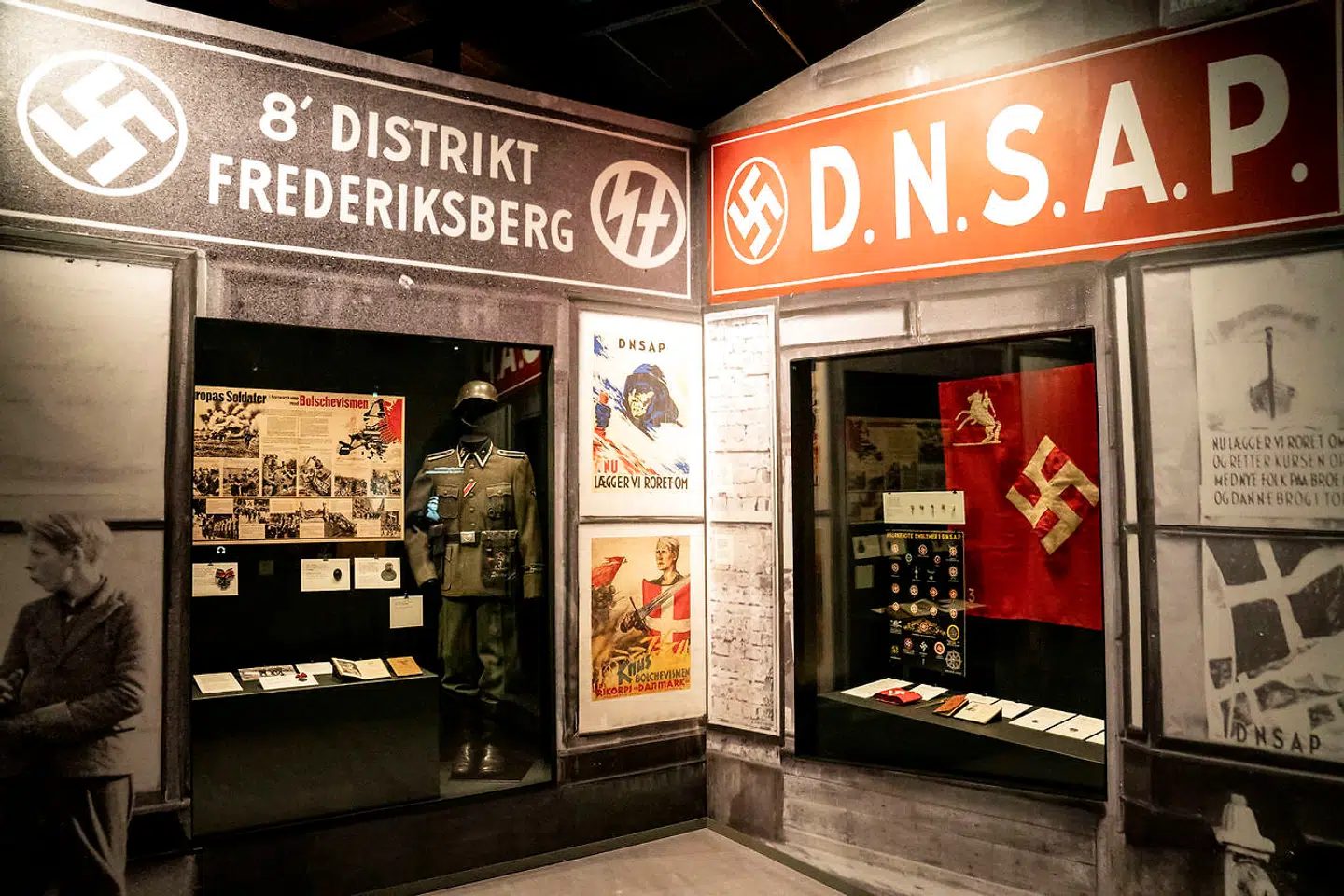 »Udstillingen gør rigtig meget ud af, at kommunisterne udgjorde en vital del af modstandsbevægelsen, hvilket er sandt og vigtigt, men den forklarer ikke, hvad kommunisterne stod for politisk, og hvorfor de øvrige partier og store dele af befolkningen i udgangspunktet frygtede dem næsten lige så meget, som de frygtede nazisterne,« skriver Hans Bonde.