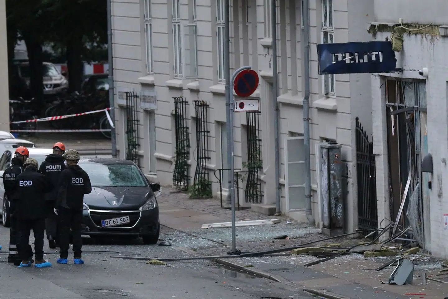Polititeknikere arbejder foran nærpolitistationen i Hermodsgade i København, tidlige lørdag morgen den 10. august 2019. En eksplosion ramte nærpolitistationen i Hermodsgade natten mellem fredag og lørdag.. (Foto: Presse-fotos.dk/Ritzau Scanpix)