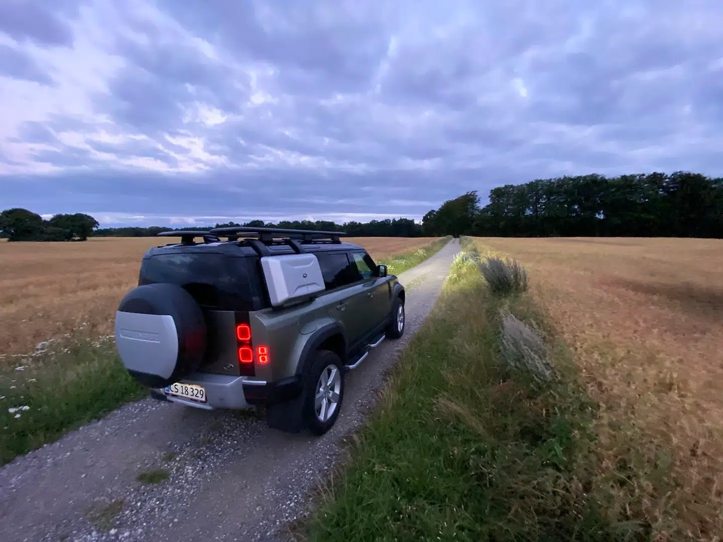 Testbilen er en 110er, men Defender kommer også som en 90er, og har du ikke brug for pladsen, er den korte udgave med stålfælge mest charmerende.