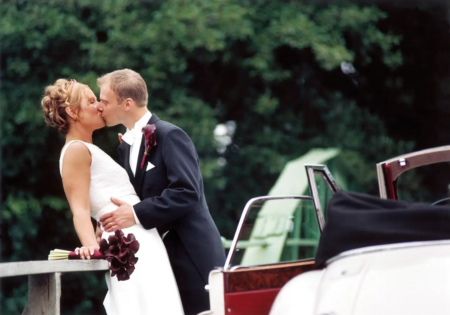 »Jeg forstår godt folk bliver rørt til bryllupper. Det gør jeg også selv. At se det, der er blevet givet, blive givet videre, det er at mærke, at kærligheden hører aldrig op (...) Til alle jer der skal giftes; tillykke,« skriver Karsten Møller Hansen.