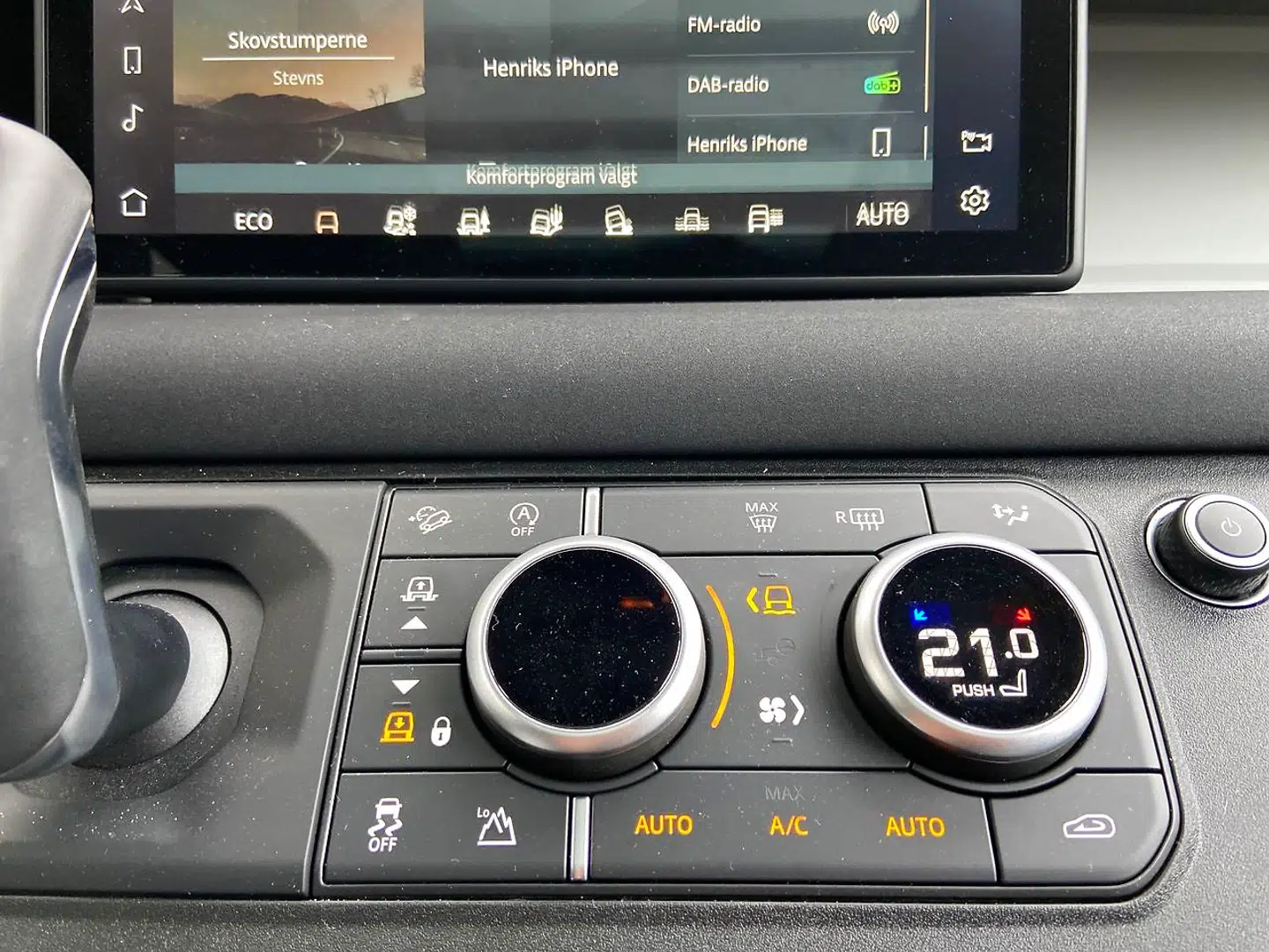 Selvom bilens terrænsystem styres digitalt, kan du stadig indstille alle enkeltelementerne manuelt – så du har samme detaljekontrol over spær og differentialer som i en gammel Defender.