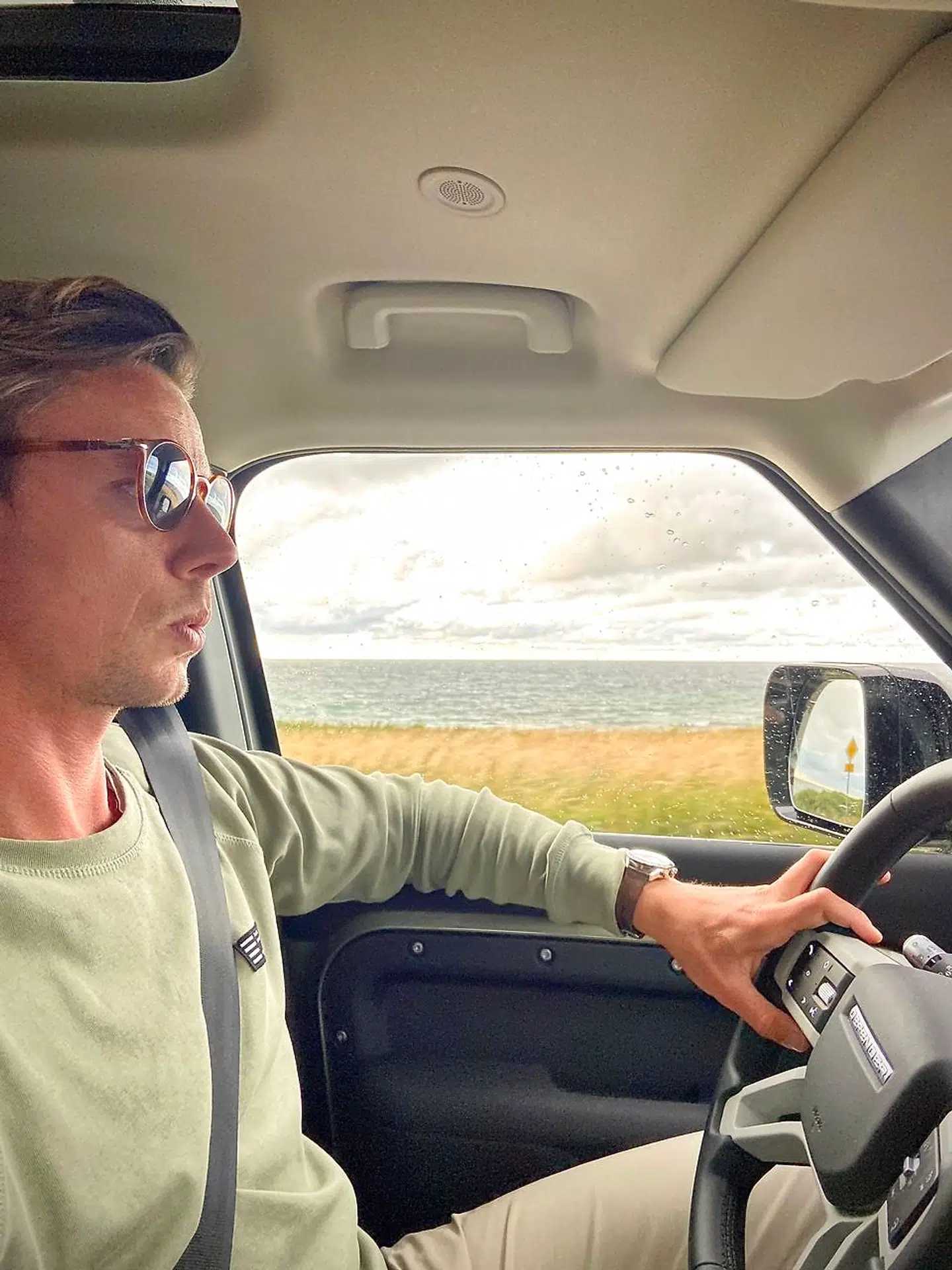 Instinktivt giver den nye Land Rover Defender dig lyst til bare at køre mod horisonten. Gerne med noget indierock på anlægget og en fuld tank.