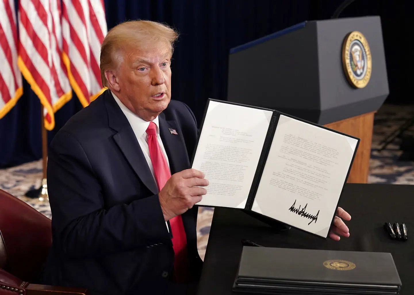 USAs præsident, Donald Trump, siger på et pressemøde, at han vil gå uden om Kongressen for at gennemføre en række tiltag, der skal stimulere økonomien i lyset af den fortsatte krise, covid-19 har udløst.