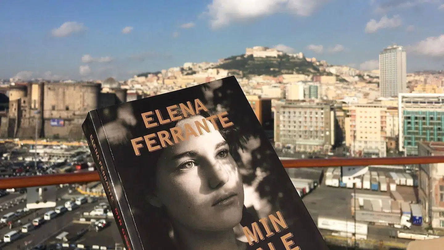 Elena Ferrante udgav i 2011 den første af fire bøger om de fattige pigers liv i Napoli. Romanserien er blevet en international succes med ti millioner solgte eksemplarer i 40 lande. Det har sat skub i den litterære turisme, ikke mindst efter at HBO har filmatiseret den.