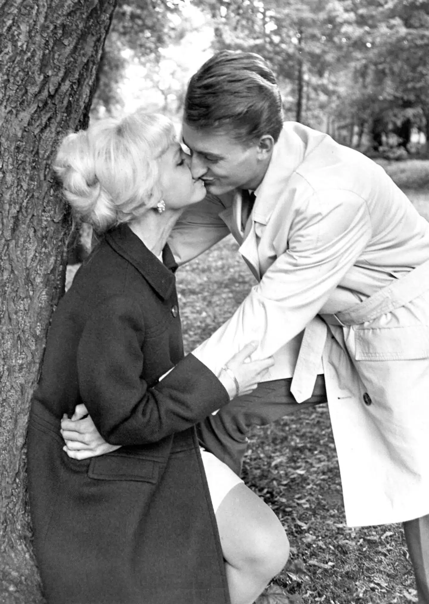 1968: Keld Heick kysser sin forlovede, Hilda Nielsen. Samme år blev de gift, for ellers kunne de ikke få en lejlighed: »Jeg havde indskuddet til lejligheden, og han havde en dejlig grammofon med mange plader og sin guitar! Jeg havde været den fornuftige og sparet sammen, sådan som jeg havde lært det hjemmefra.«