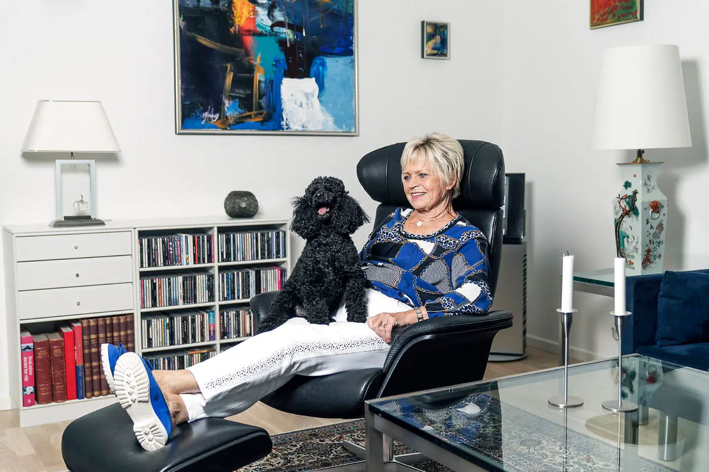 »Jeg er ordentlig, men jeg vil ikke snydes og trampes på, hvis der er noget, jeg synes, jeg kan,« siger Hilda Heick, der her er fotograferet sammen med hunden Bertil. Parret Heick har selv bygget deres sidste hus på en skrænt i Trørød.