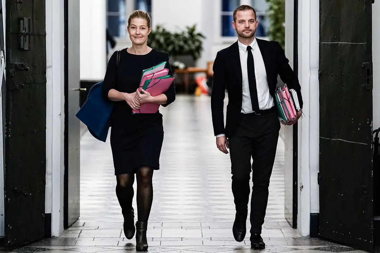 »Jeg må konstatere, at de Radikale har forladt linjen, hvor man sørger for orden i økonomien og betaler sine regninger. Den nye Radikale økonomiske politik kommer lige efter, at staten har sendt hjælpepakker, checks mv. af sted for flere hundrede milliarder kroner. Det er godt nok besynderligt,« skriver Mads Lundby Hansen.