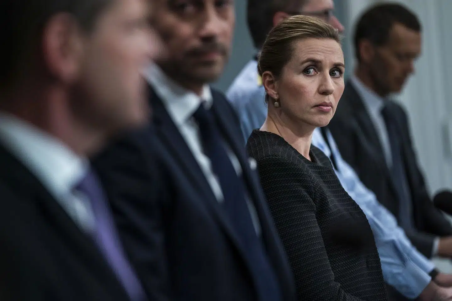 Venstre vil have Mette Frederiksen i samråd, hvis ikke hun giver et klart svar på, hvilke specifikke myndigheder der anbefalede at lukke landet ned under coronakrisen. DF anklager statsministeren for, at hun »har ført danskerne bag lyset«.