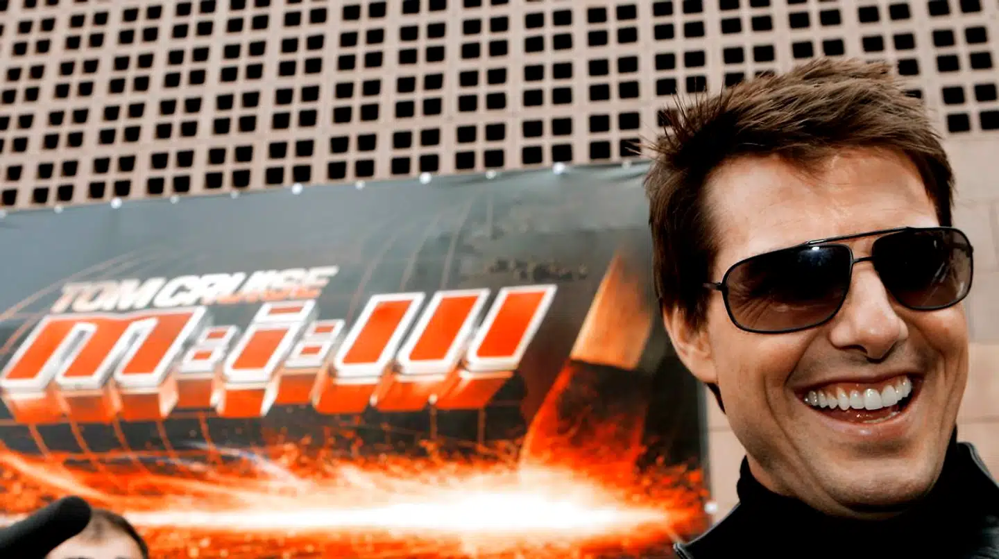 Den kinesiske censur har bl.a. krævet en scene i »Mission: Impossible III«, hvor en kinesisk håndlanger bliver dræbt, taget ud i den kinesiske version af filmen. Her ses filmens hovedrolleindehaver, Tom Cruise, foran filmplakaten.
