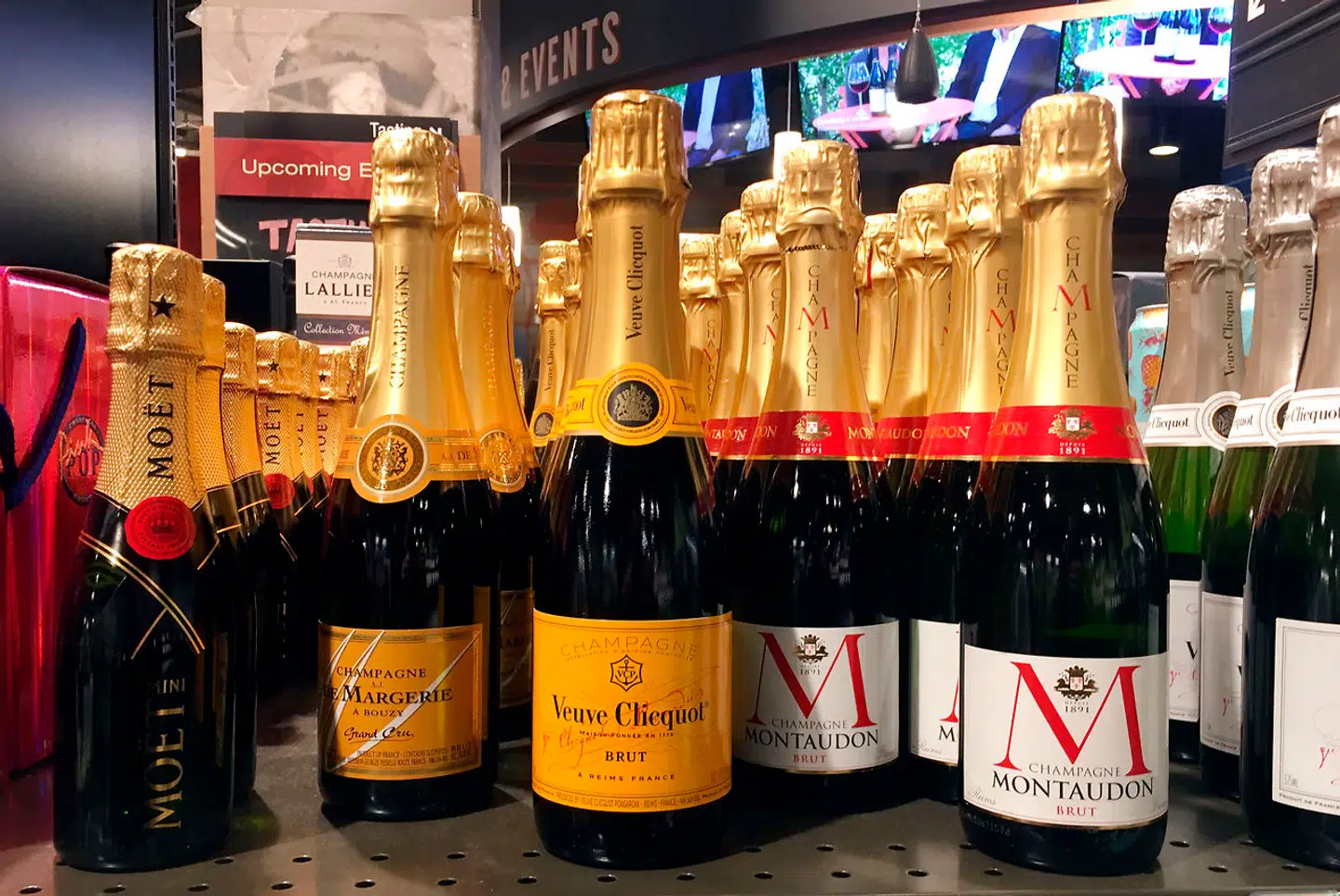 Selvom der har været godt gang i alkoholforbruget under coronakrisen, er salget af champagne styrtdykket.