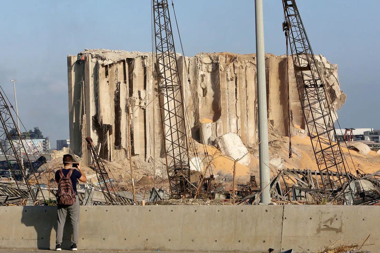 Store dele af havnen i Beirut blev lagt i ruiner ved eksplosionen tirsdag aften. Bygninger kilometer væk blev beskadiget.