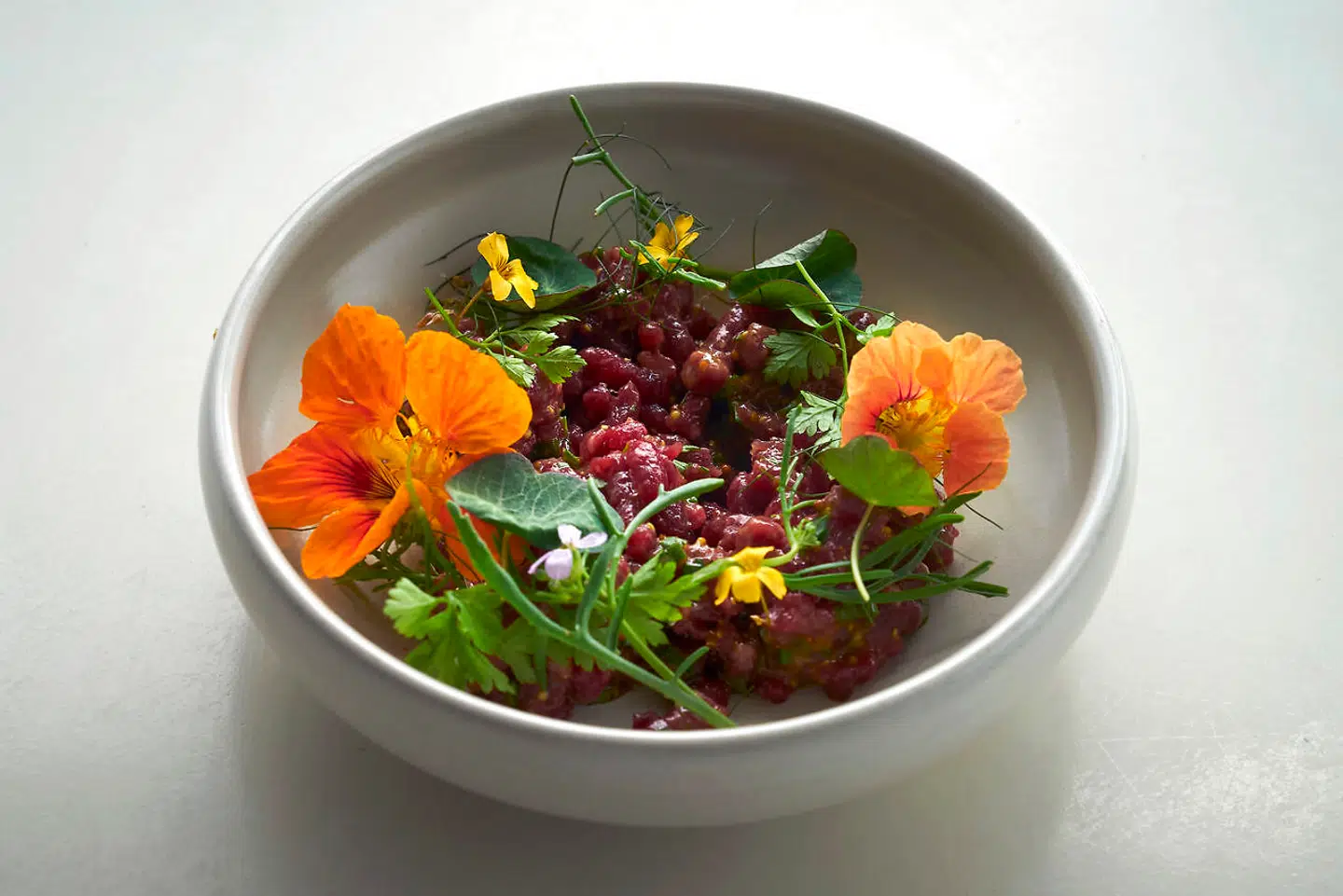 Kødsmagen var helt i front i tataren – godt hjulpet af en grøn estragonmayo. Ristede rugbrødskrummer gav crunch og tomat og sennep gav syre og kant. En aldeles glimrende ret.