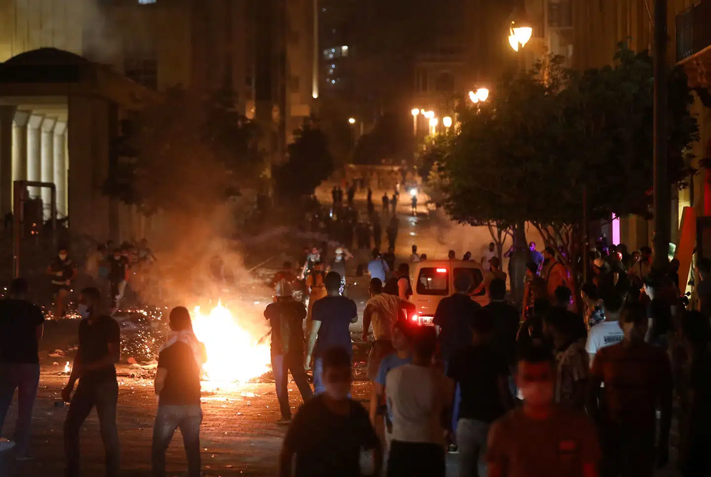Et stort antal indbyggere demonstrerede natten til fredag i Beirut. Demonstranterne kræver politikernes afgang efter katastrofen på havnen.
