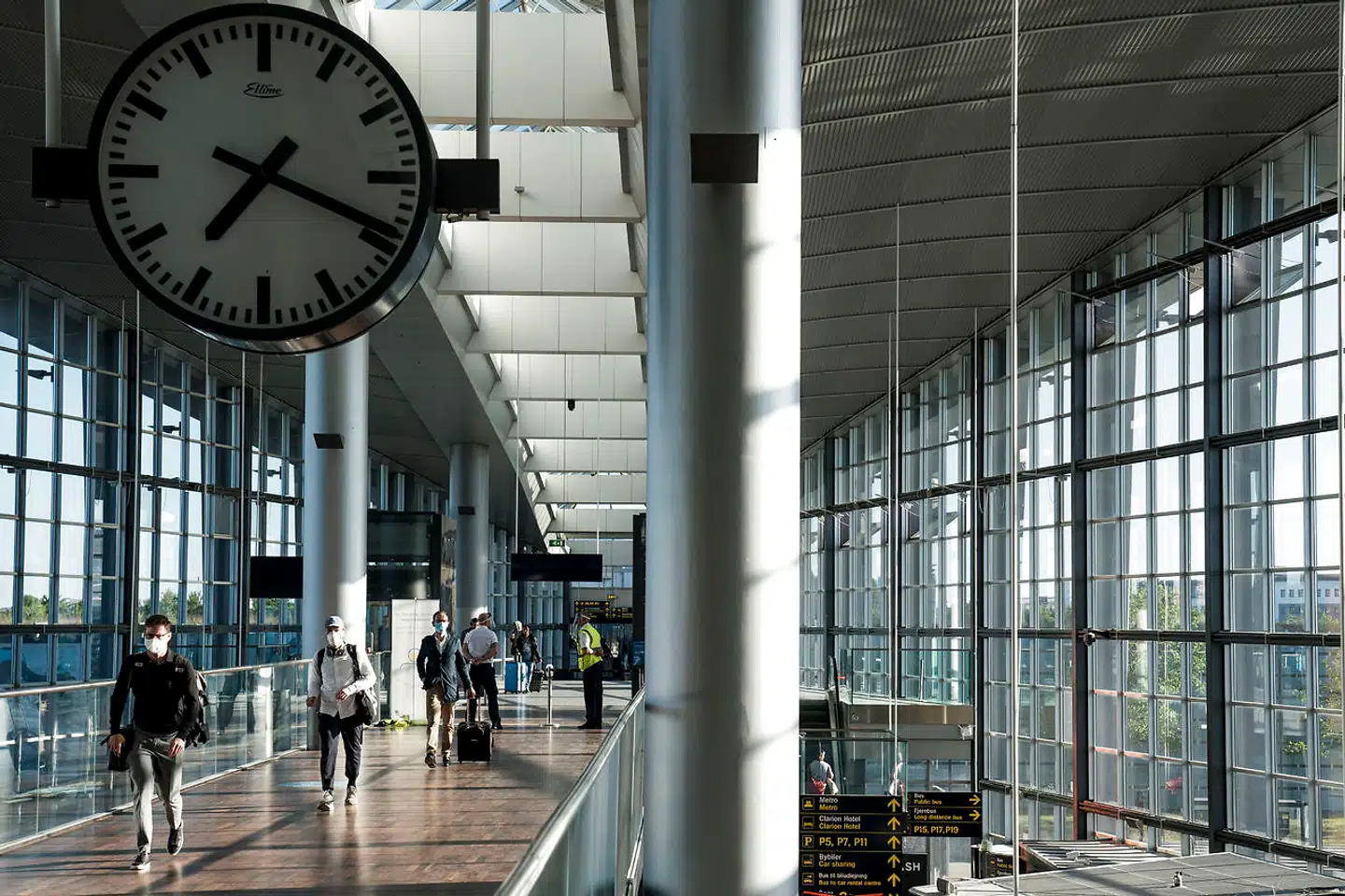 På grund af lavere aktivitet er Københavns Lufthavn nødt til at skære 650 ud af 2600 fuldtidsstillinger, meldte selskabet onsdag morgen ud.