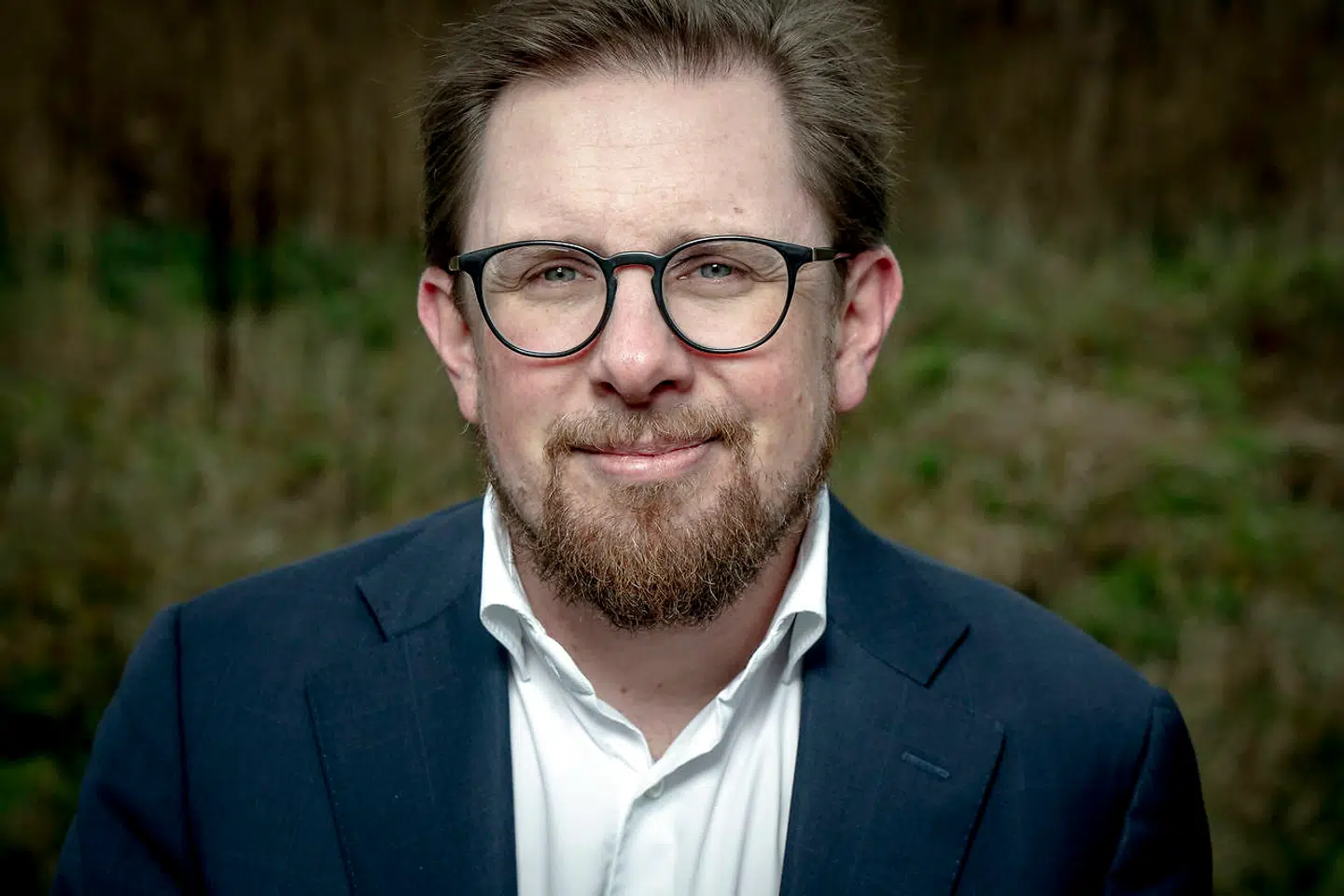 »Jeg kan selvfølgelig ikke lade være med at være lidt smigret over interessen fra partiformanden for det fremadstormende parti på den yderste højrefløj. Og jeg forstår hende faktisk godt. For hvis jeg var hende, ville jeg også ønske Partiet Fremad og mig selv hen hvor peberet gror,« skriver Simon Emil Ammitzbøll-Bille.