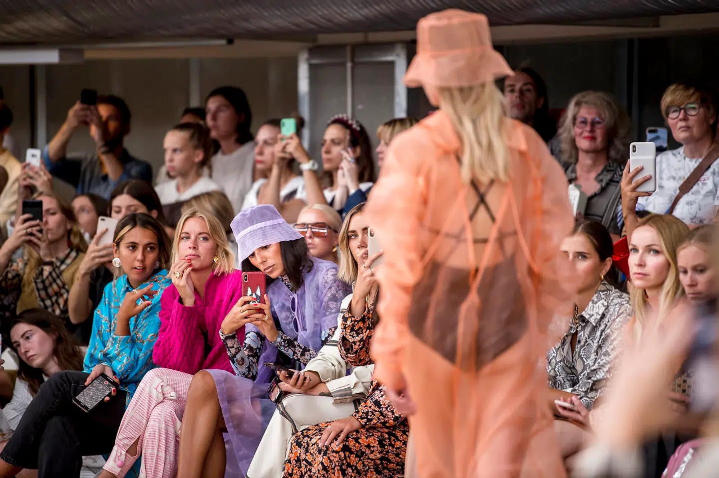 Københavns modeuge bliver den første fysiske modeuge, som afholdes efter coronakrisen. Her fra modeugen i august 2019, hvor modemærket Baum und Pferdgarten viste sin kollektion frem på catwalken til et modeshow. ARKIVFOTO