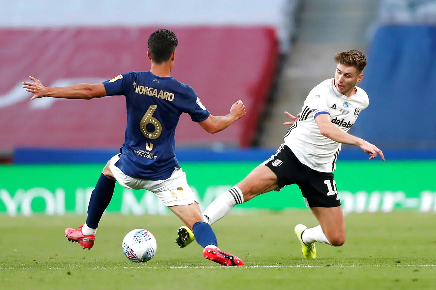 Christian Nørgaard kæmper om bolden med Fulhams Tom Cairney. Den danske midtbanespiller har fået ros som en af hovedkræfterne bag Brentfords forrygende sæson, men spillede ikke nogen stor kamp i den afgørende oprykningsfinale.